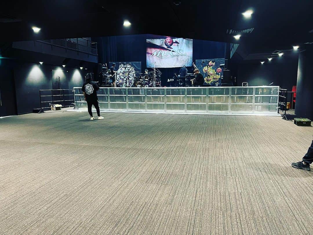 ミヤ のインスタグラム：「浅草花劇場 どことも形容し難い初めての会場です。 O-Westをシアターっぽくしたような。。 #mucc25th」