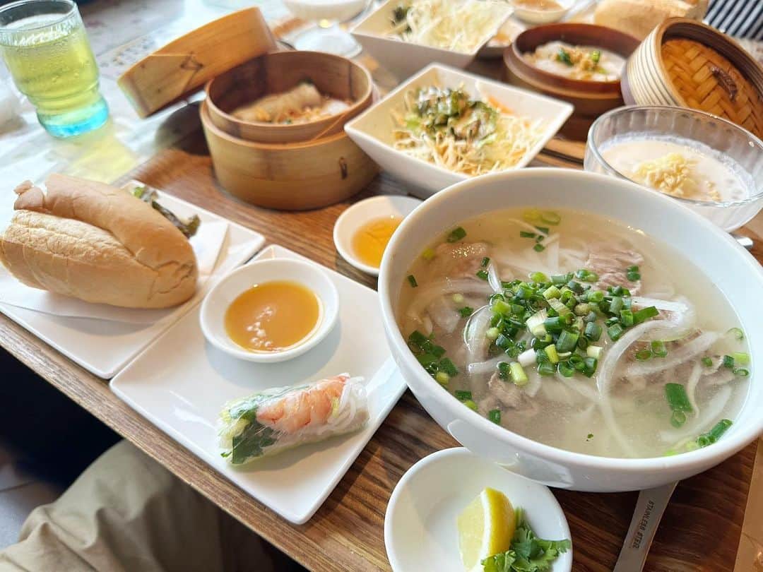 まえちゃんねるのインスタグラム：「今日のランチは、奥さんと牛肉のフォーとバイマンミーのセット。えいしんの吹奏楽部のコンクール観てきました！ 3年間の集大成！一番良い演奏だったんじゃないかな😊  #ランチ #今日のランチ #牛肉のフォー #バインミー #ベトナム料理」
