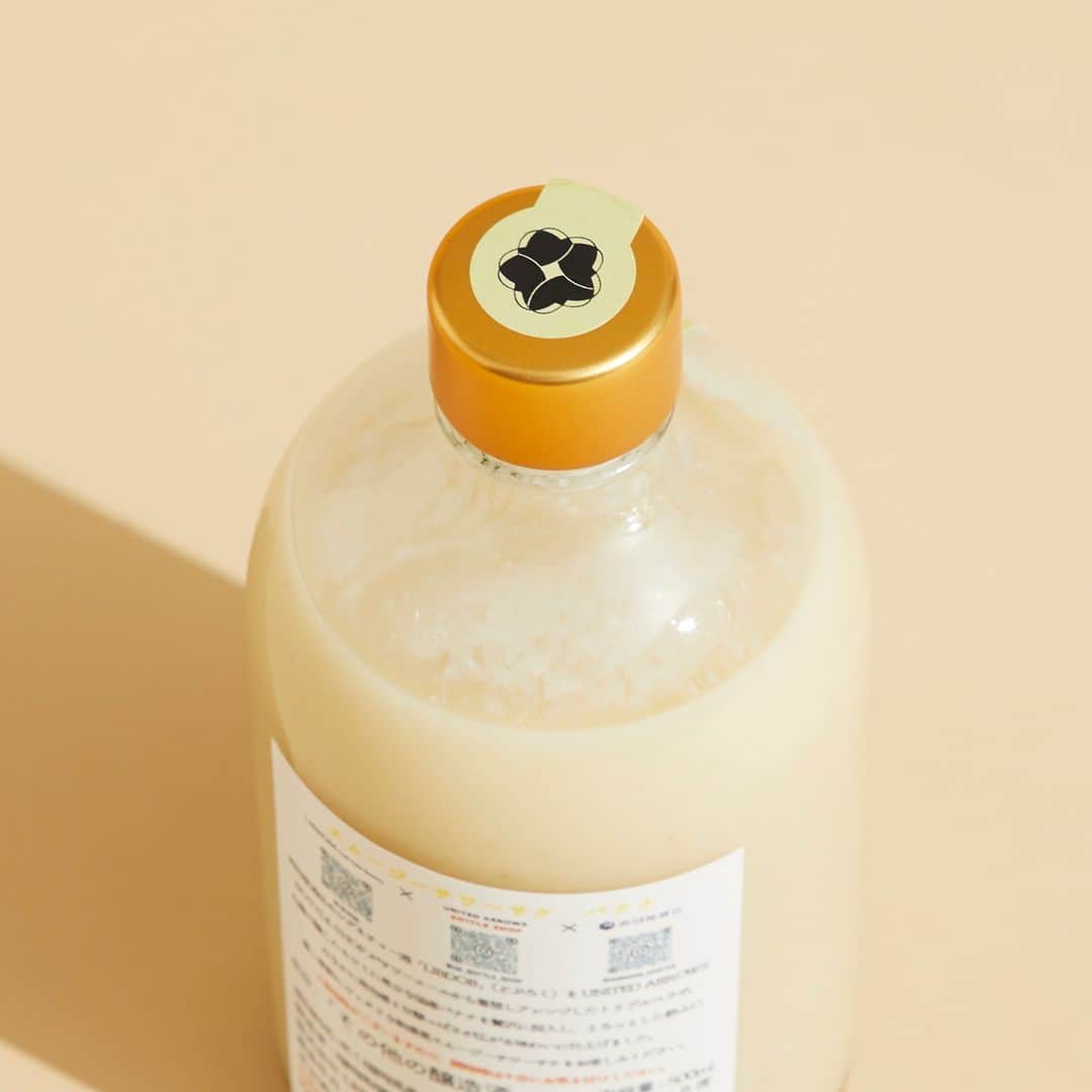 UNITED ARROWS さんのインスタグラム写真 - (UNITED ARROWS Instagram)「福岡県福岡市にある醸造所 ＜LIBROM（リブロム）＞とコラボレーションしたクラフトサケ「スムージーサワーサケ バナナ」を、8月7日（月）にUA BARで発売いたします。  ＜LIBROM＞が造るお酒は、並行複発酵という複雑な醸造過程を経て造られるクラフトサケという新しいジャンルの醸造酒です。クラフトサケは、伝統的な技術は守りつつ日本酒に近い製法で、フルーツやハーブなどの原料を用いて製造するもので、発想の自由度が高いことも特徴としています。今回のお酒は、＜LIBROM＞がこれまでも協業してきた＜浜田屋酒店＞（千葉県大網白里市）とのシグネチャー酒「※LIBDOB」を、UNITED ARROWS BOTTLE SHOPがサワーエールから着想しアレンジしたトリプルコラボレーション。白麹で醸したもろみに大量のバナナを贅沢に投入し、とろっとした飲み口のなかにほのかな微発泡感と甘酸っぱさが広がる味わいに仕上げました。暑い季節にぴったりな新感覚スムージーサワーサケをお楽しみください。 ※LIBDOBは、＜LIBROM＞と＜浜田屋酒店＞のコラボレーション酒。どぶろくという名の日本の伝統的な発酵飲料であり、米、麹、酵母などを使用した飲み物です。  ・クラフトサケ＜LIBROM × 浜田屋酒店 × UNITED ARROWS BOTTLE SHOP＞「スムージーサワーサケ バナナ」 発売日：8月7日（月） 価格：3,300円 容量：500ml 取り扱い店舗 ：ユナイテッドアローズ 原宿本店 1F UA BAR（12時オープン） ※店頭では発売日よりご購入可能です。抽選ではございません。 ※配送での販売はございません。 ※なくなり次第販売終了となります。 ※発酵による炭酸ガスで開栓時、吹きこぼれる可能性があります。冷蔵庫で立てて保管し落ち着かせた後に少しずつ栓を緩めガスを抜きながら開けてください。  #UnitedArrows #UaBottleShop #Librom #浜田屋酒店 #クラフトサケ #どぶろく」8月1日 13時05分 - unitedarrows_official