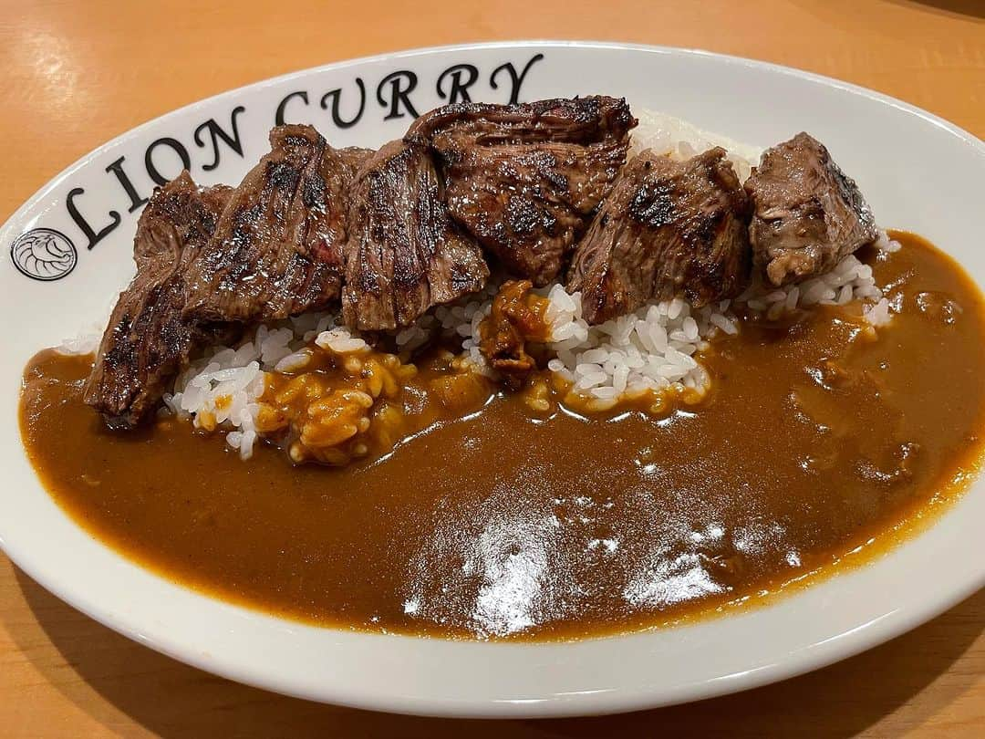 西井隆詞のインスタグラム：「🦁ライオンカレー🍛 初めて食べたけど美味い‼️ ど定番のハラミカレー¥1100 最高やん😋 ご飯の中盛り、大盛り無料やて 近所にあったら通うのに…  #ランチ #高槻グルメ  #ライオンカレー #ハラミカレー #うまかった #ご馳走サマンサタバサでした」