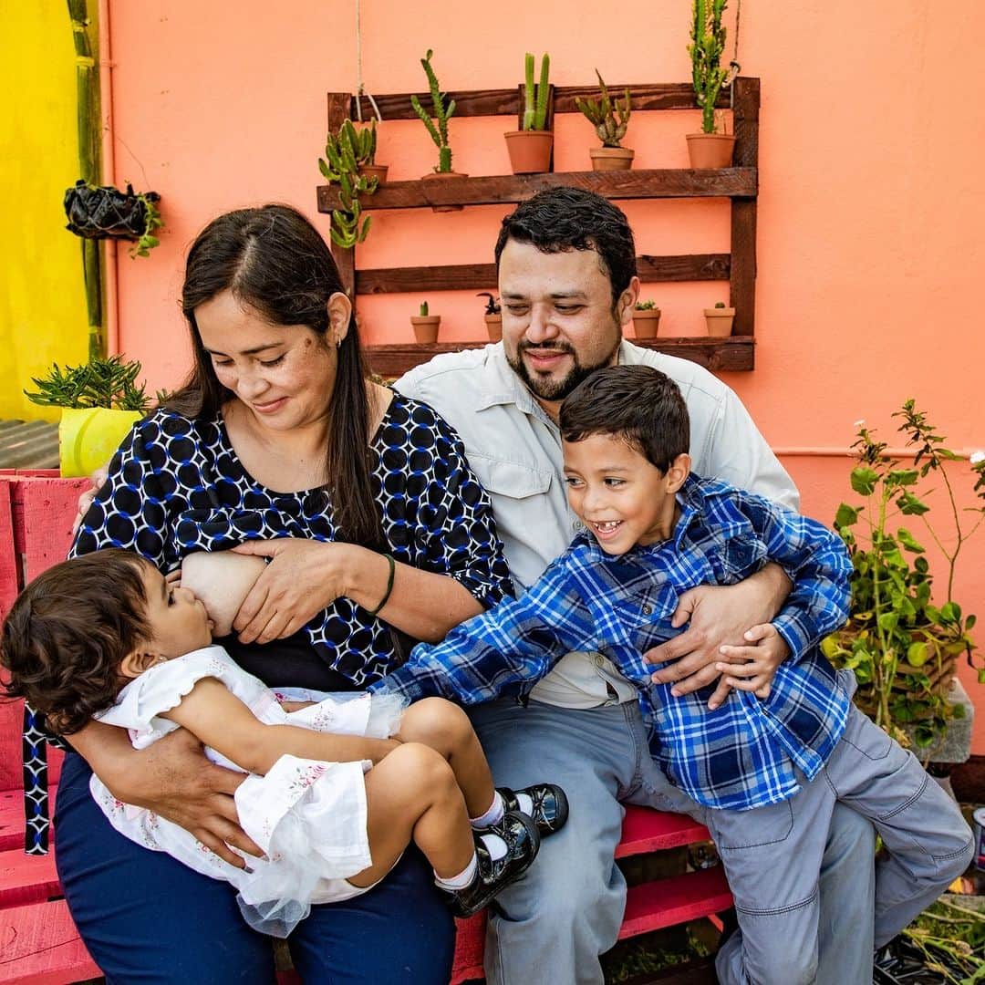 unicefのインスタグラム：「For many mothers, work can get in the way of breastfeeding their babies.  That’s one of the reasons why UNICEF and @who encourage countries to offer six months or more paid maternity leave after birth to support exclusive breastfeeding.  Providing children with the best start in life requires support and time.  How much paid parental leave do you get?  #WorldBreastfeedingWeek   © UNICEF/UN0590878/Willocq © UNICEF/UN0799285/Mugisha © UNICEF/UN0679253/Filippov」