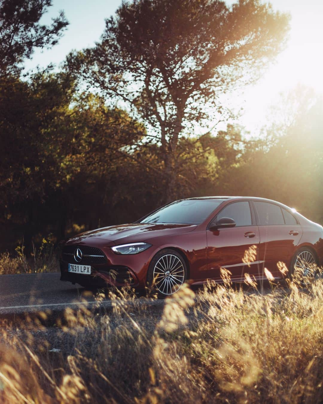 Mercedes-Benz Thailandさんのインスタグラム写真 - (Mercedes-Benz ThailandInstagram)「Mercedes-Benz C 350 e AMG Dynamic 🚘 🌅 Comfort Zone รูปแบบใหม่ที่ตอบโจทย์คุณได้ในทุกมิติ ด้วยความโดดเด่นในทุกรายละเอียดไปกับดีไซน์ภายนอกอันปราดเปรียวและหรูหราอย่างลงตัว   ✅ กระจังหน้าแบบ Star Pattern และไฟหน้าแบบ DIGITAL LIGHT ที่ช่วยเพิ่มวิสัยทัศน์ในการขับขี่  ✅ ดีไซน์ภายในที่มอบความสะดวกสบายด้วยเทคโนโลยีล้ำสมัยระบบปฏิบัติการมัลติมีเดีย MBUX7 หน้าจอ Touch Screen ขนาดใหญ่ 11.9 นิ้ว บริเวณคอนโซลกลาง ✅ พวงมาลัยมัลติฟังก์ชันแบบสปอร์ต หุ้มหนัง Nappa พร้อมให้คุณควบคุมทิศทางได้อย่างเป็นอิสระ  📷 annanassaft (IG) for #MBcreator  *อุปกรณ์บางส่วนในภาพอาจแตกต่างจากที่จำหน่ายจริง โปรดตรวจสอบรายการอุปกรณ์ของรถยนต์แต่ละรุ่นที่ผู้จำหน่ายฯ อย่างเป็นทางการทั่วประเทศ​​  #CClass #C350e #PlugInHybrid #MercedesBenz #MercedesBenzThailand」8月1日 13時00分 - mercedesbenzthailand