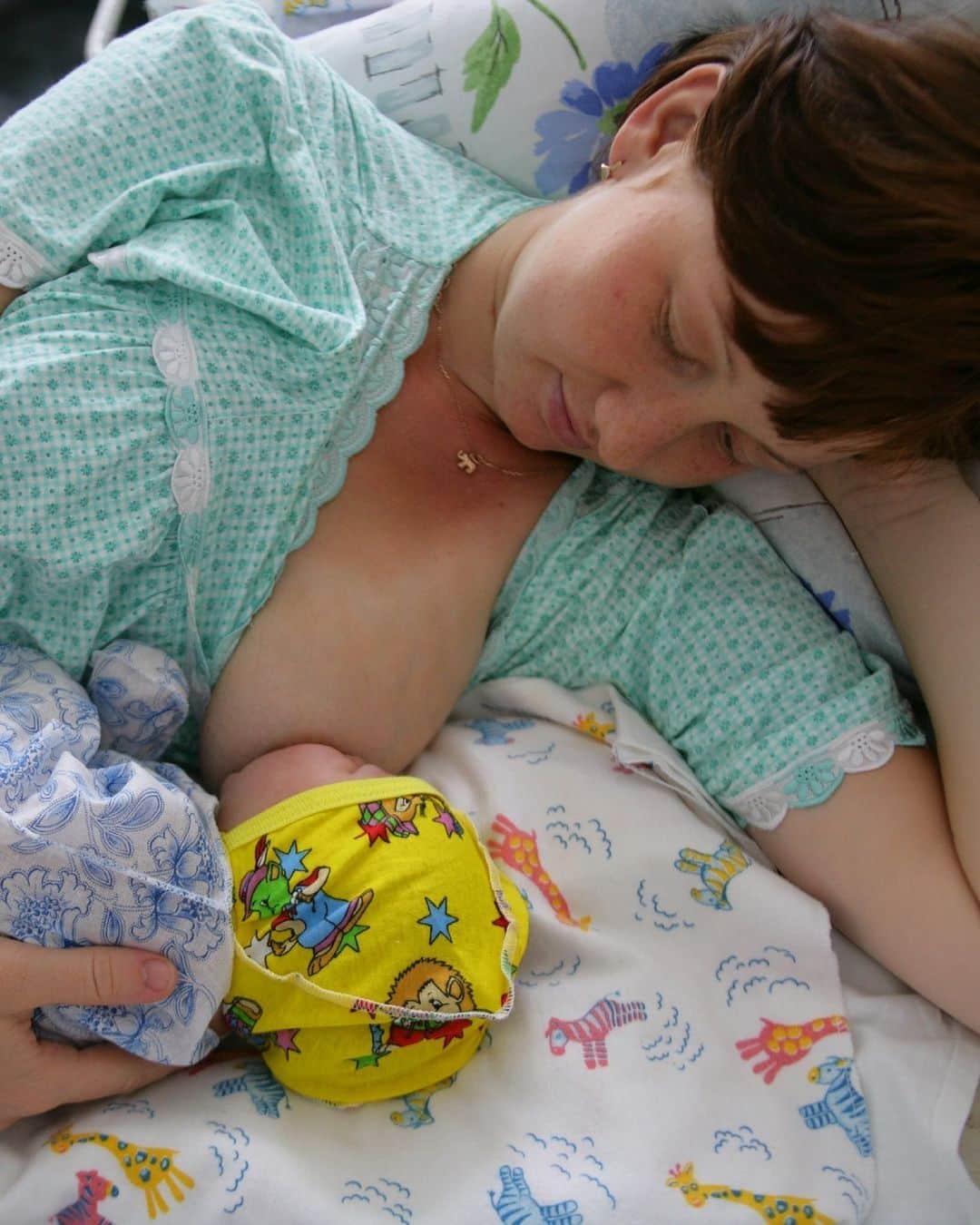 unicefのインスタグラム：「It’s #WorldBreastfeedingWeek!  Breastfeeding, started within the first hour of birth, gives babies the best and only nutrition they need in their first six months of life, helping to prevent illnesses and boosting their brain development.  © UNICEF/UNI43420/Pirozzi © UNICEF/UN0712000/Dejongh © UNICEF/UN0714983/Orehov」