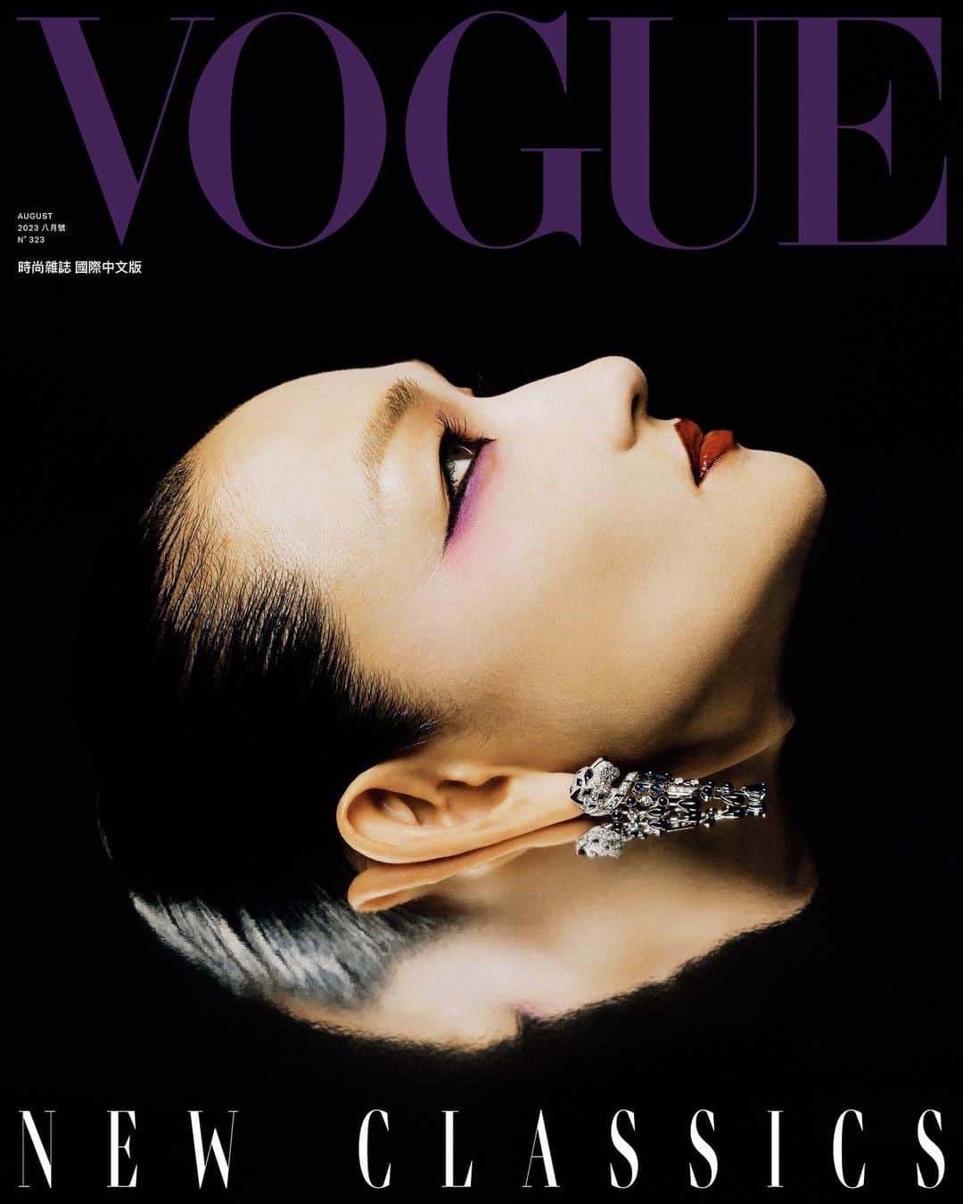 冨永愛のインスタグラム：「#VogueCover 從17歲的富永愛（日文：冨永愛）踏進紐約時裝週的那一刻，亞洲模特兒的歷史開始被改寫。今天正好是她的41歲生日，也是她第一次登上台灣時尚雜誌封面，她與我們娓娓道來身為亞洲傳奇超模的心路歷程。  「我想要好好變老。我現在40歲了，希望大眾都能正面看待年齡增長這件事。人絕對不會因為活到4、50歲就不美了。我今後的課題就是去摸索如何追求多樣化的美，不只是維持體型或年輕的樣貌，皺紋或鬆弛也可以很美，只要想辦法大家認同那種美，就能成為一種典範。」  本期封面故事全文請點 @voguetaiwan 首頁。  Talent: Ai Tominaga @ai_tominaga_official APAC Editorial Director: Leslie Sun @sunles Photographer: Zhong Lin @zhonglin_ Styling & Fashion Managing Editor: Chen Yu @ballballchiu Features Director and Text: Nicole Lee @nymphlee Fashion Managing Editor: Travis Hung @t9avis Talent Manager: Gabrielle Seo and Sylvie Yeh @lagerfeld Makeup: Sunny Hsu @sunnyhsu734 Hair: Miley Shen @miley_shen Photographer Assistant: Yuanling Wang @bigwang13 Yinghan Wang @idlesome Sherry Liu @sherry860706  富永愛配戴Panthère de Cartier Altesse藍寶石流蘇耳環 CARTIER @cartier  VOGUE Taiwan 8月號雜誌：8月1日起，Vogue Shop、博客來、誠品線上、7-11 及各大連鎖書店正式上架 #VOGUEAUGISSUE #VogueTaiwan #Vogue8月號 #富永愛 #冨永愛 #AiTominaga」