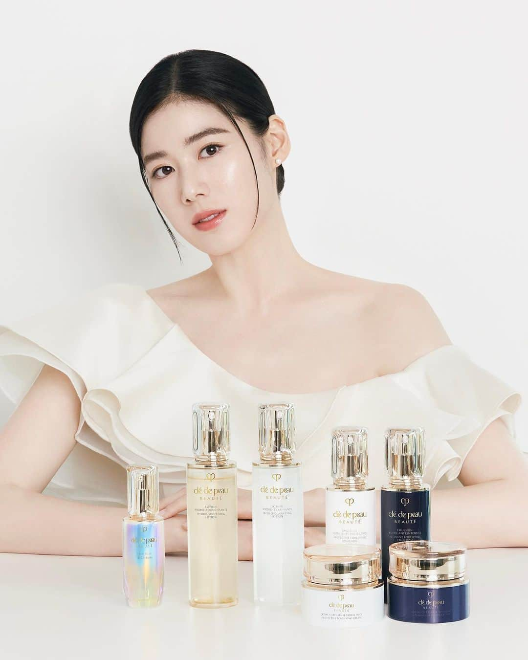 チョン・ウンチェさんのインスタグラム写真 - (チョン・ウンチェInstagram)「@jungeunchae_'s ultimate secret to youthful-looking skin is our #KeyRadianceCare range, backed by the science of #SkinIntelligence. We love how this three-step routine invigorates and breathes new life into her skin, leaving it feeling revitalized and prepped for the day ahead! #CPBCollective. #끌레드뽀보떼  #더세럼 #퍼스트세럼」8月1日 13時00分 - jungeunchae_