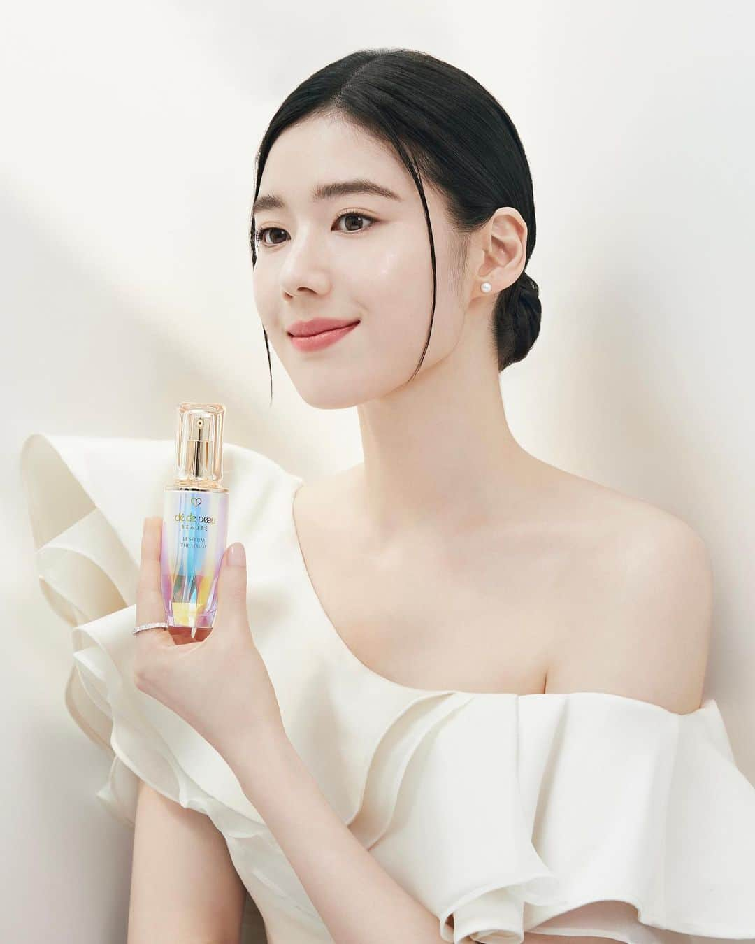 チョン・ウンチェのインスタグラム：「@jungeunchae_'s ultimate secret to youthful-looking skin is our #KeyRadianceCare range, backed by the science of #SkinIntelligence. We love how this three-step routine invigorates and breathes new life into her skin, leaving it feeling revitalized and prepped for the day ahead! #CPBCollective. #끌레드뽀보떼  #더세럼 #퍼스트세럼」