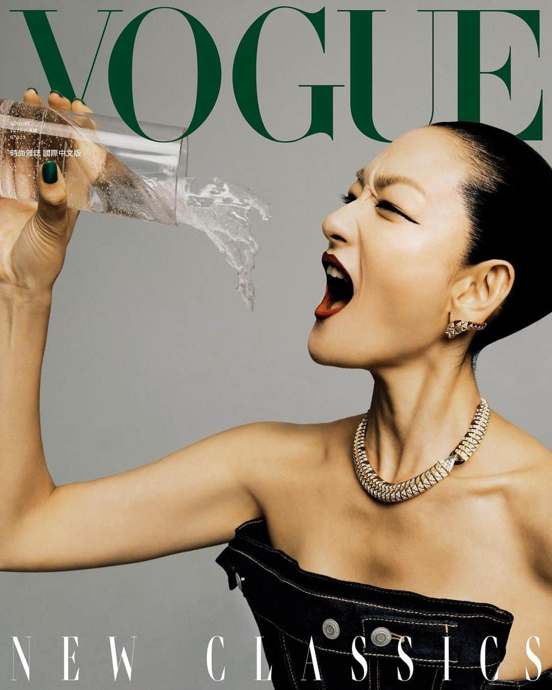 冨永愛さんのインスタグラム写真 - (冨永愛Instagram)「#VogueCover 富永愛與多年經紀人好友共同創立了經紀公司「Crossover(クロスオーバー)」，並簽下包括森星、內田雅樂在內的多位模特兒。這個經紀公司的主要目的，就是多方拓展表演者的可能性。  「我從大約20歲左右，在世界各地如紐約、倫敦、巴黎走秀時，就深刻感受到模特兒的職業壽命很短。當然，有些是個人狀況，但更多是年齡受限，難以長久走下去，這點跟運動選手很相近。我想主動去改善這個問題，因為我覺得自己很幸運，到這個年齡還能繼續從事模特兒工作，所以想善用自己的經驗和資源，希望可以拓展更多可能性。即使不想當模特兒，也可以協助他們發揮各種專長，走向職涯的下一個階段。我有這個想法很久了，很開心現在終於成形。在方向上也想推廣更多元的『美』。」  本期封面故事全文請點 @voguetaiwan 首頁。  Talent: Ai Tominaga @ai_tominaga_official APAC Editorial Director: Leslie Sun @sunles Photographer: Zhong Lin @zhonglin_ Styling & Fashion Managing Editor: Chen Yu @ballballchiu Features Director and Text: Nicole Lee @nymphlee Fashion Managing Editor: Travis Hung @t9avis Talent Manager: Gabrielle Seo and Sylvie Yeh @lagerfeld Makeup: Sunny Hsu @sunnyhsu734 Hair: Miley Shen @miley_shen Photographer Assistant: Yuanling Wang @bigwang13 Yinghan Wang @idlesome Sherry Liu @sherry860706  富永愛身著一件式牛仔連身長褲 ALEXANDER McQUEEN @alexandermcqueen 配戴頂級珠寶系列Sand Aspis鑽石耳環、項鍊 CARTIER @cartier  VOGUE Taiwan 8月號雜誌：8月1日起，Vogue Shop、博客來、誠品線上、7-11 及各大連鎖書店正式上架 #VOGUEAUGISSUE #VogueTaiwan #Vogue8月號 #富永愛 #冨永愛 #AiTominaga」8月1日 13時01分 - ai_tominaga_official