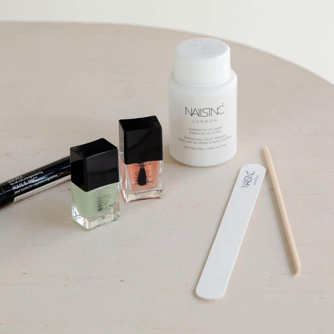 NAILS INCさんのインスタグラム写真 - (NAILS INCInstagram)「. セルフネイルを楽しむためのおすすめアイテム。  ・Number Ones Mini Base and Top Coat Kit 【再入荷】大人気ベース&トップコートのミニキット。 5mlのトライアルサイズなので初めてお使いいただく方、普段は塗らないけれどイベント前にネイルを楽しみたい方に。  ・Nail Polish Remover 指を入れてくるくるっと回すだけ。  コットン要らずのハンド用ネイルポリッシュリムーバー。 一本だけのお直しも他の指を汚すことなくスムーズにオフできます。  ・Nailfile Set 日々のネイルケアで健康的な美しい爪へ。 爪の長さや形を整えるネイルファイル、ネイルポリッシュがはみ出たときの修正などにお使いいただけるウッドスティックのセット。  ・SOS pen ちょっとしたネイルのお直しに。 はみ出したネイルカラーの修正、爪の形・甘皮周りを整えたりと1本3役の便利なマルチペン。  #nailsinc #ネイルズインク #sospen #removerpot  #nailfile #nailkale #45secondspeedy」8月1日 13時02分 - nailsinc.jp