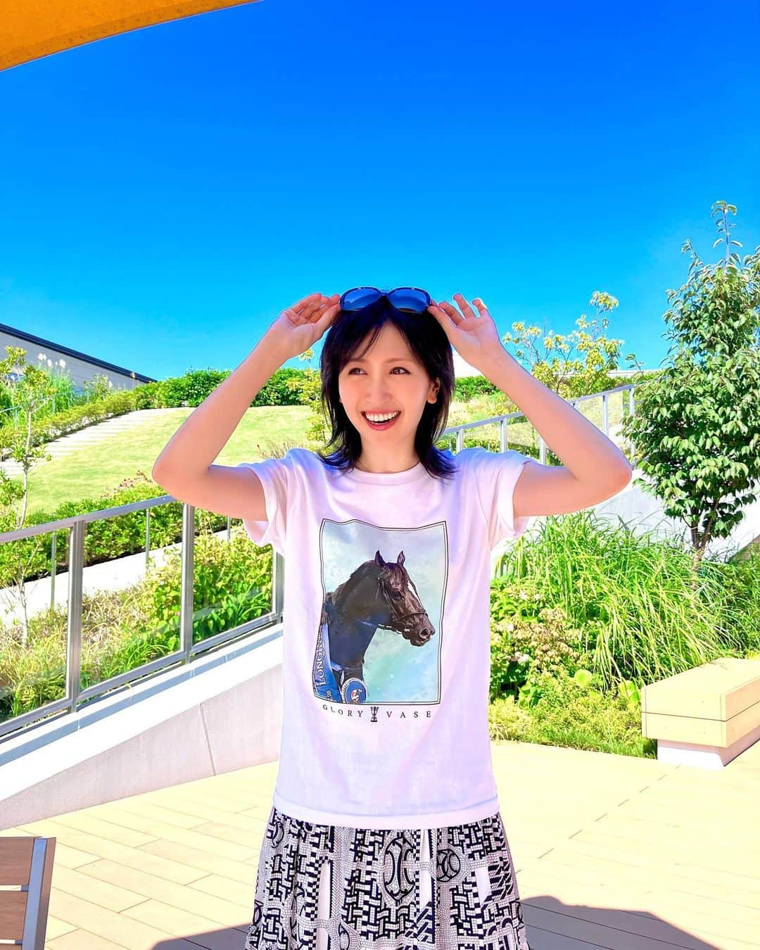 横山ルリカのインスタグラム：「. 8月🍉☀️🍧🎐😎  夏らしいグローリーヴェイズのTシャツと青空と🌈  まだまだ厳しい暑さが続きそうで、体調崩さないように気をつけないとですね🍦  ゲリラ雷雨にもお気をつけください☔️  #8月 #summer #夏空 #🌈🌈🌈  #グローリーヴェイズ #🐎」