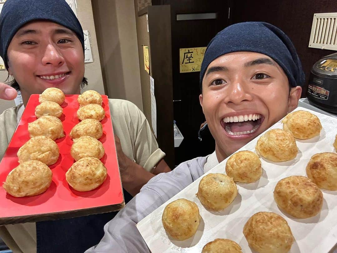 池田航さんのインスタグラム写真 - (池田航Instagram)「明石焼き 【よし川】さん！ ご協力ありがとうございます🐙  本日もzip！　 #旅するエプロン ご視聴ありがとうございます！ 今日は 兵庫県  #明石市 の名物 明石焼きを大胆にアレンジしましたー✨️  テレビでは紹介出来なかったけど、 明石焼きのお店「 #よし川」に #釣りよか のじんくんのお母さんが働いてました🤣  今日も素敵な食材と暖かい現地の方達との出会いに感謝💓   次回もお楽しみに☀️  朝お仕事で見られない方に、旅するエプロンTikTokが開設されました！ 【旅するエプロン】でTikTok検索すれば見られます✨️ ぜひフォローよろしくお願いいたします😍  #ZIP #旅するエプロン #スピッツ #Spitz #ZIPファミリー  #水卜麻美 さん  #池田航  @kohcooking   #伊藤楽  @gaku_jh122」8月1日 13時09分 - kohcooking