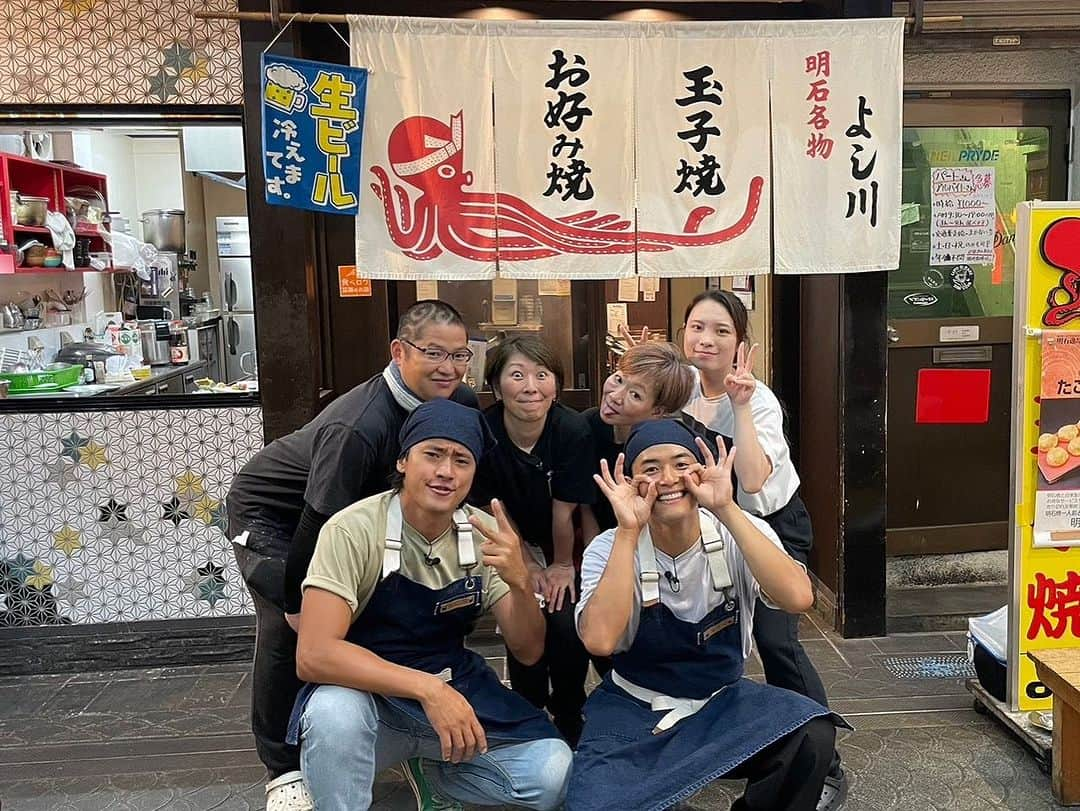 池田航さんのインスタグラム写真 - (池田航Instagram)「明石焼き 【よし川】さん！ ご協力ありがとうございます🐙  本日もzip！　 #旅するエプロン ご視聴ありがとうございます！ 今日は 兵庫県  #明石市 の名物 明石焼きを大胆にアレンジしましたー✨️  テレビでは紹介出来なかったけど、 明石焼きのお店「 #よし川」に #釣りよか のじんくんのお母さんが働いてました🤣  今日も素敵な食材と暖かい現地の方達との出会いに感謝💓   次回もお楽しみに☀️  朝お仕事で見られない方に、旅するエプロンTikTokが開設されました！ 【旅するエプロン】でTikTok検索すれば見られます✨️ ぜひフォローよろしくお願いいたします😍  #ZIP #旅するエプロン #スピッツ #Spitz #ZIPファミリー  #水卜麻美 さん  #池田航  @kohcooking   #伊藤楽  @gaku_jh122」8月1日 13時09分 - kohcooking