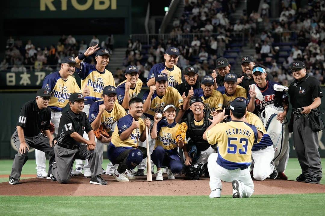 宮里藍さんのインスタグラム写真 - (宮里藍Instagram)「昨日の人生初の始球式の写真を沢山頂きましたー！  本当にこんなに沢山のレジェンドに囲まれて投げるなんて、人生で感じた事のない種類の緊張感でした…😅ですが投げる直前に、皆さんが出来る出来る！頑張れ！って応援してくださって、マウンドに立ってからは楽しむ事が出来て本当に有り難かったです！  へっぽこな投球でしたが😂、でも東京ドームのマウンドに立てる事もないですし、改めて野球選手の凄さを身をもって体感出来ました！！  こんな貴重な機会と思い出を作れた事に、本当に感謝しています。 @suntory_jp @suntory_ladies の皆様、兄の聖志と参加させてくださって、本当にありがとうございました！  #自分のイメージだけ一丁前 #腕の振りがとんでもなく遅い #リリースと下半身のタイミングが掴めず #アプローチの方が絶対確率いい #4万人の皆さんの前で #ふわっと投げてきました #レジェンドの皆様 #本当に温かくて😭  #ありがとうございました🙏   My first pitch pictures from last night! I was super nervous because many legendary baseball players watched me from behind! Plus over 40,000 people in the stadium⚾️ I am so thankful for my main sponsor @suntory_jp for this wonderful opportunity.   The game was so fun to watch too! Kiyoshi, my oldest brother, stood in the batter’s box for my first pitch, which made it even more special.   #ceremonialfirstpitch  #suntory」8月1日 13時14分 - ai_miyazato