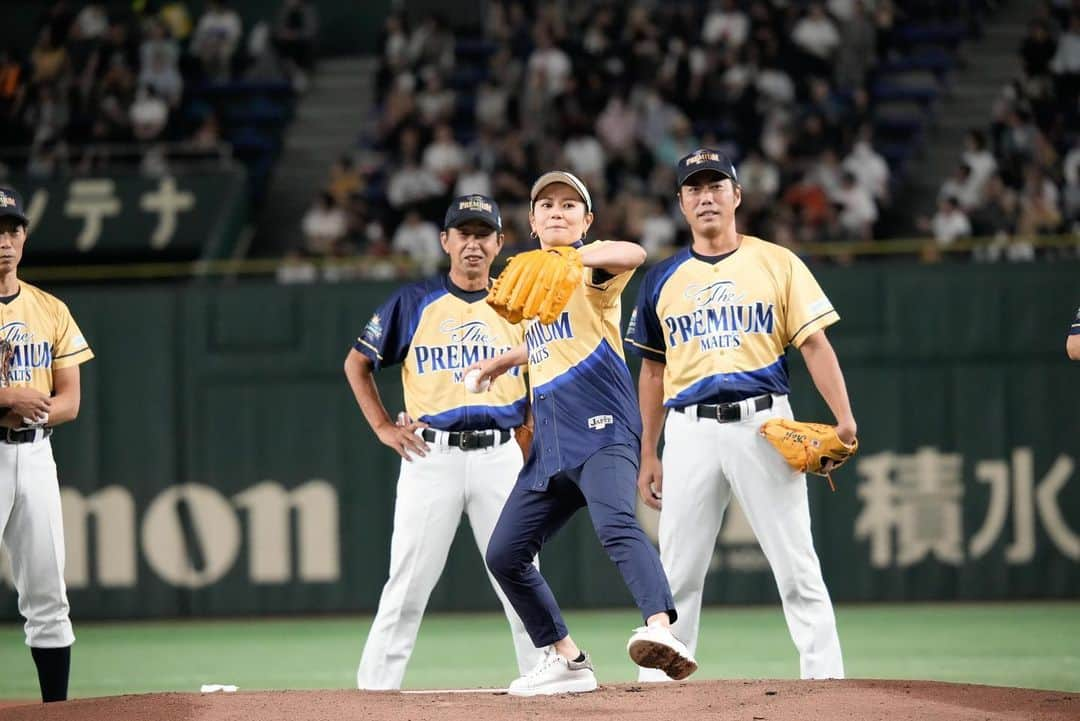 宮里藍さんのインスタグラム写真 - (宮里藍Instagram)「昨日の人生初の始球式の写真を沢山頂きましたー！  本当にこんなに沢山のレジェンドに囲まれて投げるなんて、人生で感じた事のない種類の緊張感でした…😅ですが投げる直前に、皆さんが出来る出来る！頑張れ！って応援してくださって、マウンドに立ってからは楽しむ事が出来て本当に有り難かったです！  へっぽこな投球でしたが😂、でも東京ドームのマウンドに立てる事もないですし、改めて野球選手の凄さを身をもって体感出来ました！！  こんな貴重な機会と思い出を作れた事に、本当に感謝しています。 @suntory_jp @suntory_ladies の皆様、兄の聖志と参加させてくださって、本当にありがとうございました！  #自分のイメージだけ一丁前 #腕の振りがとんでもなく遅い #リリースと下半身のタイミングが掴めず #アプローチの方が絶対確率いい #4万人の皆さんの前で #ふわっと投げてきました #レジェンドの皆様 #本当に温かくて😭  #ありがとうございました🙏   My first pitch pictures from last night! I was super nervous because many legendary baseball players watched me from behind! Plus over 40,000 people in the stadium⚾️ I am so thankful for my main sponsor @suntory_jp for this wonderful opportunity.   The game was so fun to watch too! Kiyoshi, my oldest brother, stood in the batter’s box for my first pitch, which made it even more special.   #ceremonialfirstpitch  #suntory」8月1日 13時14分 - ai_miyazato