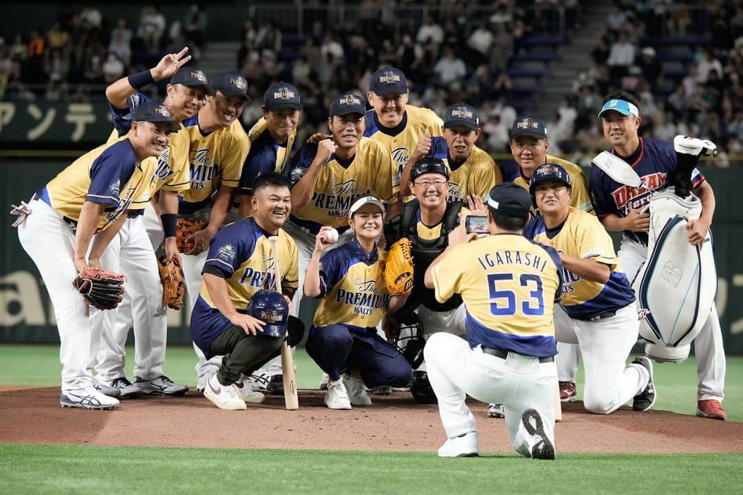 宮里藍のインスタグラム：「昨日の人生初の始球式の写真を沢山頂きましたー！  本当にこんなに沢山のレジェンドに囲まれて投げるなんて、人生で感じた事のない種類の緊張感でした…😅ですが投げる直前に、皆さんが出来る出来る！頑張れ！って応援してくださって、マウンドに立ってからは楽しむ事が出来て本当に有り難かったです！  へっぽこな投球でしたが😂、でも東京ドームのマウンドに立てる事もないですし、改めて野球選手の凄さを身をもって体感出来ました！！  こんな貴重な機会と思い出を作れた事に、本当に感謝しています。 @suntory_jp @suntory_ladies の皆様、兄の聖志と参加させてくださって、本当にありがとうございました！  #自分のイメージだけ一丁前 #腕の振りがとんでもなく遅い #リリースと下半身のタイミングが掴めず #アプローチの方が絶対確率いい #4万人の皆さんの前で #ふわっと投げてきました #レジェンドの皆様 #本当に温かくて😭  #ありがとうございました🙏   My first pitch pictures from last night! I was super nervous because many legendary baseball players watched me from behind! Plus over 40,000 people in the stadium⚾️ I am so thankful for my main sponsor @suntory_jp for this wonderful opportunity.   The game was so fun to watch too! Kiyoshi, my oldest brother, stood in the batter’s box for my first pitch, which made it even more special.   #ceremonialfirstpitch  #suntory」