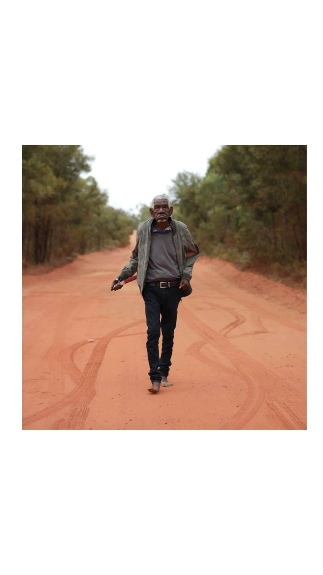 イザベル・ルーカスのインスタグラム：「It is rare to come across a film that offers this depth of insight into Aboriginal culture and wisdom.  I’m so proud of my beautiful friend, Sinem. @ourgenerationmedia @lukungarrafilm. Your ability to listen deeply and rise to the need of the moment is astounding. It has been amazing to witness you in this journey creating ‘Luku Ngärra’ - @lukungarrafilm.   I feel grateful to have been introduced to an indigenous culture when I lived in Jabiru, Kakadu at 9 and 10. It gave me an initial humbling insight.   I wonder of the possible ripples this film could effect if it was set into our school curriculums…  Do you also feel it’s vital and invaluable for young people to be informed on the complex history of this country? And of the laws of nature and our mystical connection to land?  This film also speaks pertinently to the last few years of draconian measures and government control, as you can see in (part of) the trailer.  My hope is that this film grows wide wings and flies far. Write it on your must see list, it moved me to tears many times. 🤎  Earth is not indifferent to us. Nature is listening, responsive, alive. May we return to natural law, the law our hearts know. Align with natures principles and practicing feeling. And deep listening.  #LukuNgärra #TheLawOfTheLand #decolonise #decolonizeyourmind #treatynow #naturallaw #indigenouswisdom #yolngu #yolnguvulture #feeling #arnhemland #RevDrGondarra」