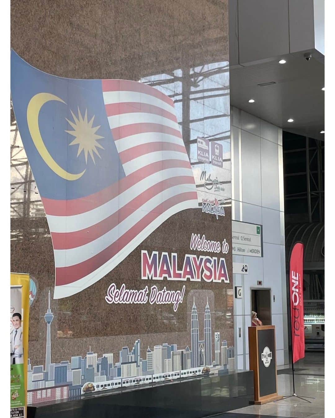 伊東美咲のインスタグラム：「#マレーシア #Malaysia #クアラルンプール #KualaLumpur  シンガポールからマレーシアへKTM列車で移動しました。移動時間は1時間弱です。 クアラルンプールは手付かずの自然も多く、ボルネオ島のキナバル自然公園、グヌン・ムル国立公園、2つの自然遺産。 マラッカとジョージタウン、レンゴン渓谷の考古遺産などがあります。」