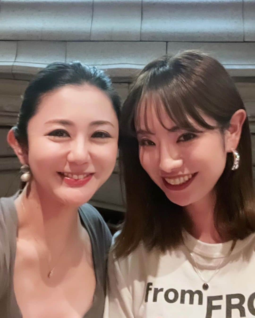 SHUUBIのインスタグラム：「小学校からの同級生のあゆちゃん♡ @ishida_ayuko   ASKAさんのコンサート観にきてくれてありがとう😊 いつ会っても可愛いなぁ😍  あゆちゃんは、現在、福岡のけやき通りにオープンした美容サロンのオーナーでもあります。 @aureole_ayuko  @aureole_bc   そんな美容のプロのあゆちゃんがおすすめのローズ&イブニングプリムローズカプセル💊  身体の中からバラの香りがしてくるみたい。ビタミンもしっかり取れて内側から美しさを作ってくれるとのこと。  ソフィーズローズ🌹も。  あゆちゃん ありがとう☺️❣️  LOVE❤️#同級生　#いつ会ってもすぐ同級生　#ありがとう　#ローズアンドイブニングプリムローズカプセル」