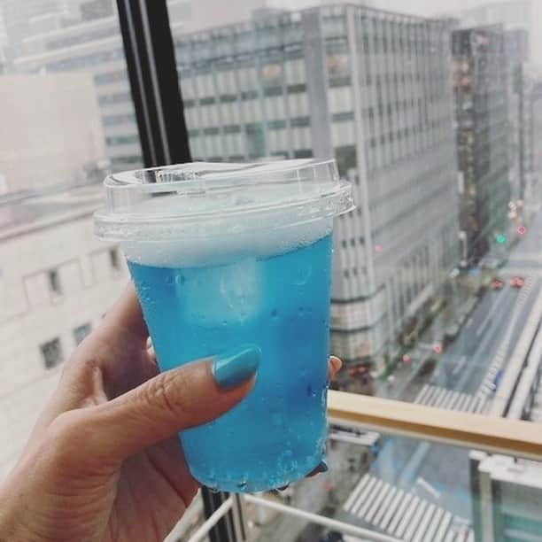 スピルリナのDICライフテック株式会社のインスタグラム：「今日から社内カフェで始まったこのDrink💙 藻類スピルリナ由来フィコシアニンの青「リナブルー」で彩られたこのDrinkは何味だと思いますか😊？？  レモン？？・・・ちがーう！  ヒントは桃太郎です🍑  と、のんきな投稿をしている今、日本橋は雷さまがはりきり過ぎてすごい音がしています・・・ちょっとこわい⚡  #スピルリナ #リナブルー #フィコシアニン #スピルリナ青 #藻類 #青推し #ネイルも青」