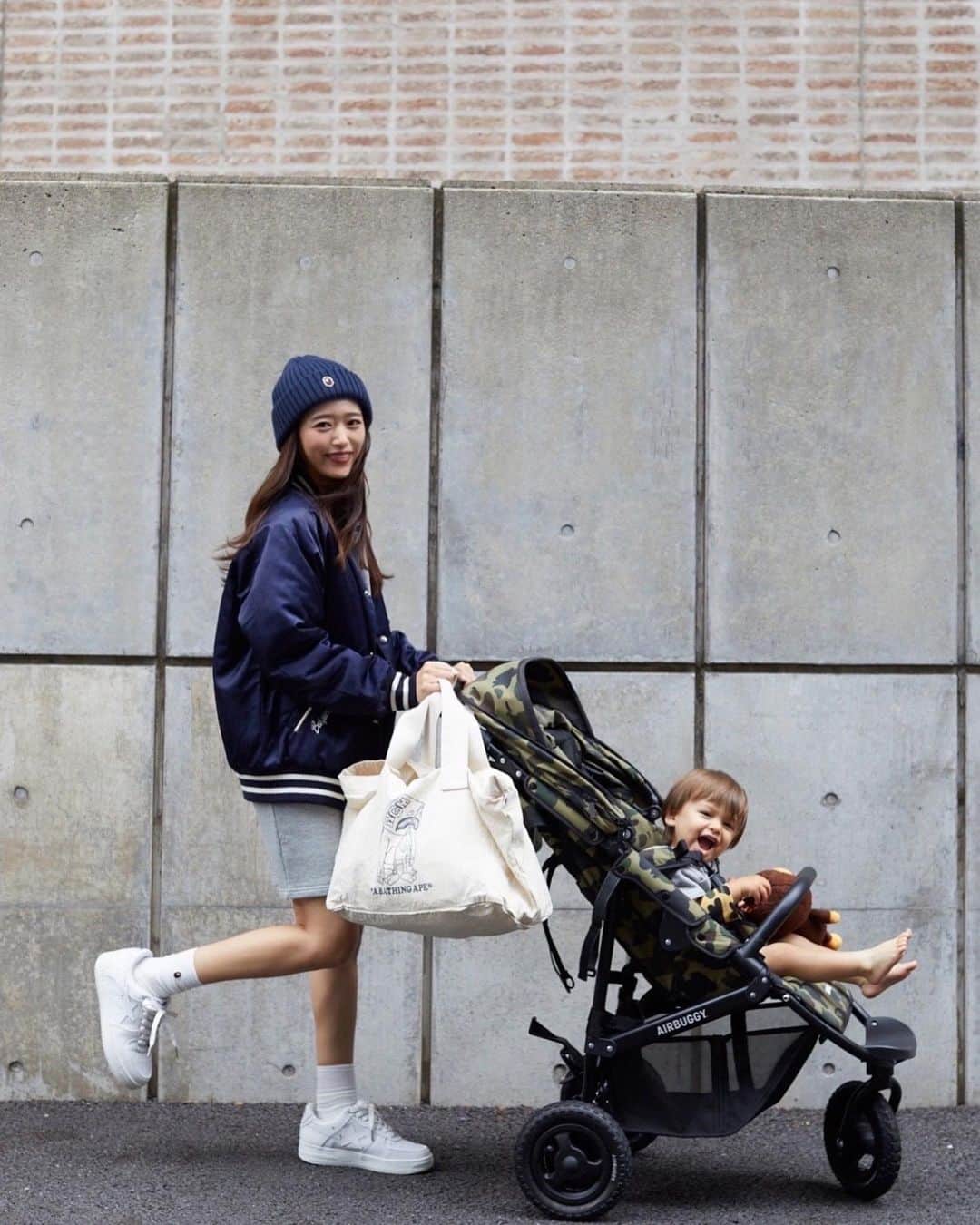 近藤千尋のインスタグラム：「@bape_japan  のmook本に 登場しております🥰🙏 かわいい男の子との撮影🩷 キッズとの撮影大人たちでいつも 盛り上げるのに必死な光景🙏🤍笑 この日も無事にスマイル引き出せて お母さんたちほっと一安心🫰笑💕  今、すごいゲリラ豪雨あったけど みんな大丈夫だったかな？💦😢」