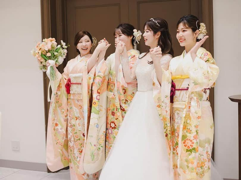 プレ花嫁の結婚式準備サイト marry【マリー】さんのインスタグラム写真 - (プレ花嫁の結婚式準備サイト marry【マリー】Instagram)「👘🌼🌸🧡 ⁡ ⁡ 最高に可愛くて華やかな中座をされた花嫁さん👰🏻‍♀️ ⁡ なんと、みんな2歳差の4姉妹なのだそう！✨✨ ⁡ 姉妹揃って、ドレス×全員着物での中座なんて素敵すぎます🧡 しかも、色打掛の色とブーケの色もぴったり💛🌼 ⁡ ⁡ 和装のブライズメイドは「#天姫（あまひめ）」と呼んだりしますが...✨ ⁡ 本当に可愛くて、最高の思い出になりますね🌷💛🧡 ⁡ ⁡ ⁡ ⁡ regram @yuri_lalawedding  ⁡ * @marryxoxo_wd は世界中から見つけたときめくウェディング情報を発信するメディアです♡ ⁡ プロフィールURLのサイトから、 結婚式アイデアをたくさん見られます🪞 Instagramでは投稿していないテーマも たくさんあります𓊮𓍯 ⁡ ⁡ ⁡ #新婦中座#花嫁中座#中座サプライズ#中座エスコート#姉妹#色打掛#披露宴演出#披露宴レポ#プレ花嫁#ウェディングレポ#結婚式レポ#ブライズメイド#ララシャンス#ララシャンスガーデン東京ベイ」8月1日 13時21分 - marryxoxo_wd