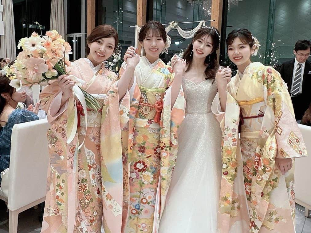 プレ花嫁の結婚式準備サイト marry【マリー】さんのインスタグラム写真 - (プレ花嫁の結婚式準備サイト marry【マリー】Instagram)「👘🌼🌸🧡 ⁡ ⁡ 最高に可愛くて華やかな中座をされた花嫁さん👰🏻‍♀️ ⁡ なんと、みんな2歳差の4姉妹なのだそう！✨✨ ⁡ 姉妹揃って、ドレス×全員着物での中座なんて素敵すぎます🧡 しかも、色打掛の色とブーケの色もぴったり💛🌼 ⁡ ⁡ 和装のブライズメイドは「#天姫（あまひめ）」と呼んだりしますが...✨ ⁡ 本当に可愛くて、最高の思い出になりますね🌷💛🧡 ⁡ ⁡ ⁡ ⁡ regram @yuri_lalawedding  ⁡ * @marryxoxo_wd は世界中から見つけたときめくウェディング情報を発信するメディアです♡ ⁡ プロフィールURLのサイトから、 結婚式アイデアをたくさん見られます🪞 Instagramでは投稿していないテーマも たくさんあります𓊮𓍯 ⁡ ⁡ ⁡ #新婦中座#花嫁中座#中座サプライズ#中座エスコート#姉妹#色打掛#披露宴演出#披露宴レポ#プレ花嫁#ウェディングレポ#結婚式レポ#ブライズメイド#ララシャンス#ララシャンスガーデン東京ベイ」8月1日 13時21分 - marryxoxo_wd