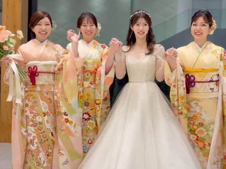 プレ花嫁の結婚式準備サイト marry【マリー】のインスタグラム：「👘🌼🌸🧡 ⁡ ⁡ 最高に可愛くて華やかな中座をされた花嫁さん👰🏻‍♀️ ⁡ なんと、みんな2歳差の4姉妹なのだそう！✨✨ ⁡ 姉妹揃って、ドレス×全員着物での中座なんて素敵すぎます🧡 しかも、色打掛の色とブーケの色もぴったり💛🌼 ⁡ ⁡ 和装のブライズメイドは「#天姫（あまひめ）」と呼んだりしますが...✨ ⁡ 本当に可愛くて、最高の思い出になりますね🌷💛🧡 ⁡ ⁡ ⁡ ⁡ regram @yuri_lalawedding  ⁡ * @marryxoxo_wd は世界中から見つけたときめくウェディング情報を発信するメディアです♡ ⁡ プロフィールURLのサイトから、 結婚式アイデアをたくさん見られます🪞 Instagramでは投稿していないテーマも たくさんあります𓊮𓍯 ⁡ ⁡ ⁡ #新婦中座#花嫁中座#中座サプライズ#中座エスコート#姉妹#色打掛#披露宴演出#披露宴レポ#プレ花嫁#ウェディングレポ#結婚式レポ#ブライズメイド#ララシャンス#ララシャンスガーデン東京ベイ」