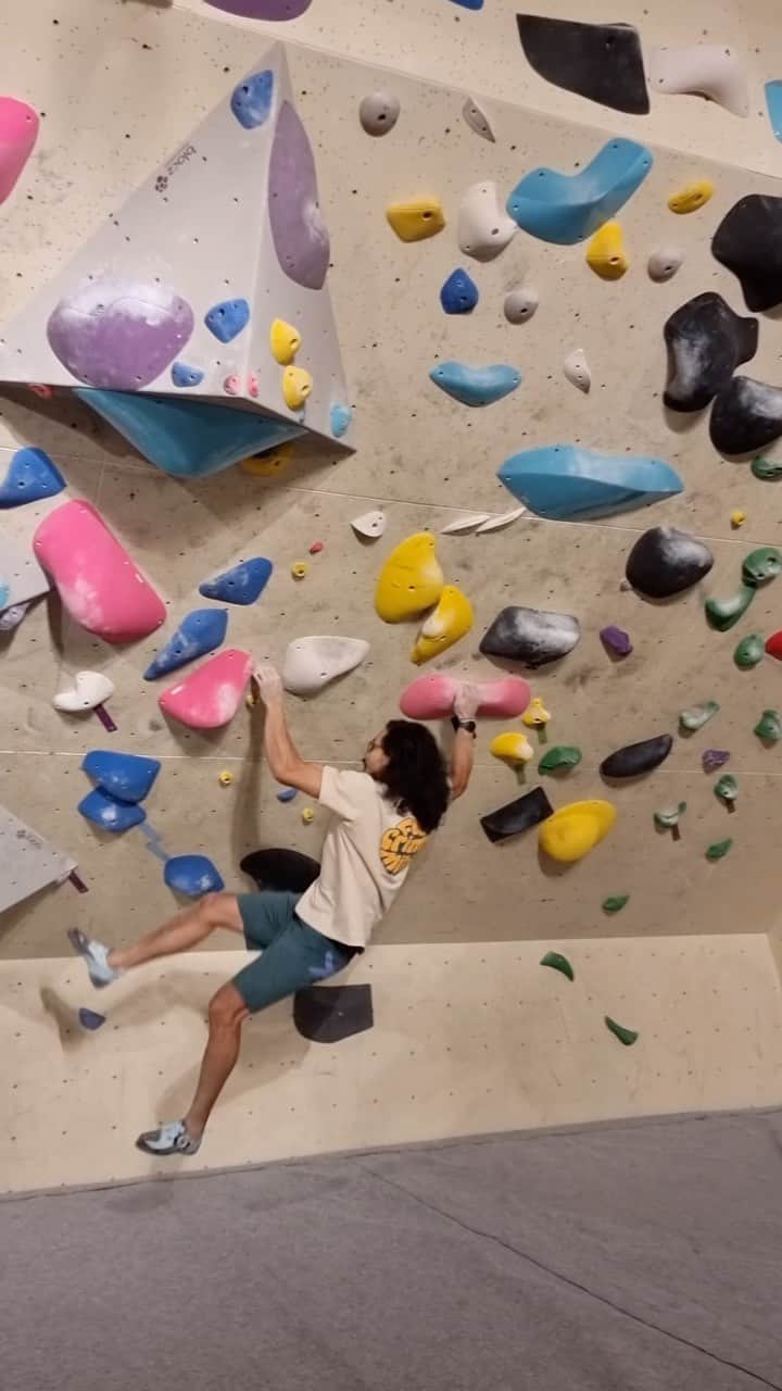 ハキム・カスバンのインスタグラム：「Fun and friendly set on the a-rena wall and great energy all around @boruda.sg⁣ ⁣ There’s momentum in movement but there’s also momentum in performance and I’m just riding that~⁣ ⁣ Tired but definitely feeling that training’s been productive.⁣ ⁣ Thanks for capturing @c.whatsintheeye⁣ ⁣ Pre-climb fuel: @tailwindnutritionsg⁣ ⁣ ⁣ @heavy.japan⁣⁣⁣ @reddotrunningco⁣ ⁣ #climbing #bouldering #heavyjapan #tenayaclimbing #borudasg #teamrdrc #rdrcsg #gotailwindsg #allyouneedallday ⁣」