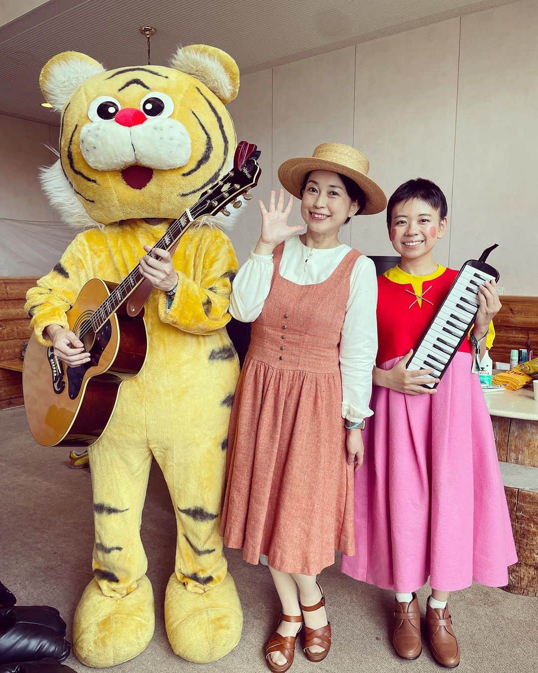 美甘子のインスタグラム：「ベティーちゃんが土曜までの参加だったので、日曜はトラちゃんがギター、ハイジがピアニカを弾いてくれました。合間にもぐたんと木陰で休みました。  動物ちゃんがたくさんいるので、遊びに来てくれる小さなお子さまも喜んでくれて、嬉しい☺️  来年は、ゆうピーはるピーも遊びに来れたらいいな☺️  #フジロック #fujirock」