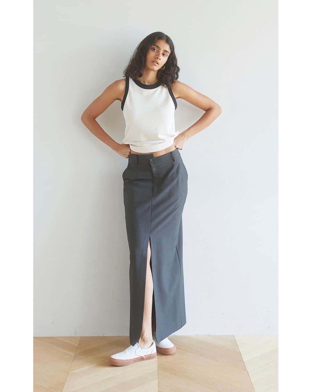 SeaRoomlynnさんのインスタグラム写真 - (SeaRoomlynnInstagram)「New arrival ⁡ ◼︎ Waist asymmetryスリットスカート アシンメトリーなウエストデザインがこなれたムードを演出。 スリットが深く入った、美シルエットのスカートです。MADE IN JAPAN。 ✔︎ 機能たっぷりの麻混素材 ✔︎ スラッと美脚見え ✔︎ インした時に可愛いアシメウエスト ⁡ #searoomlynn#シールームリン」8月1日 13時26分 - searoomlynn_official