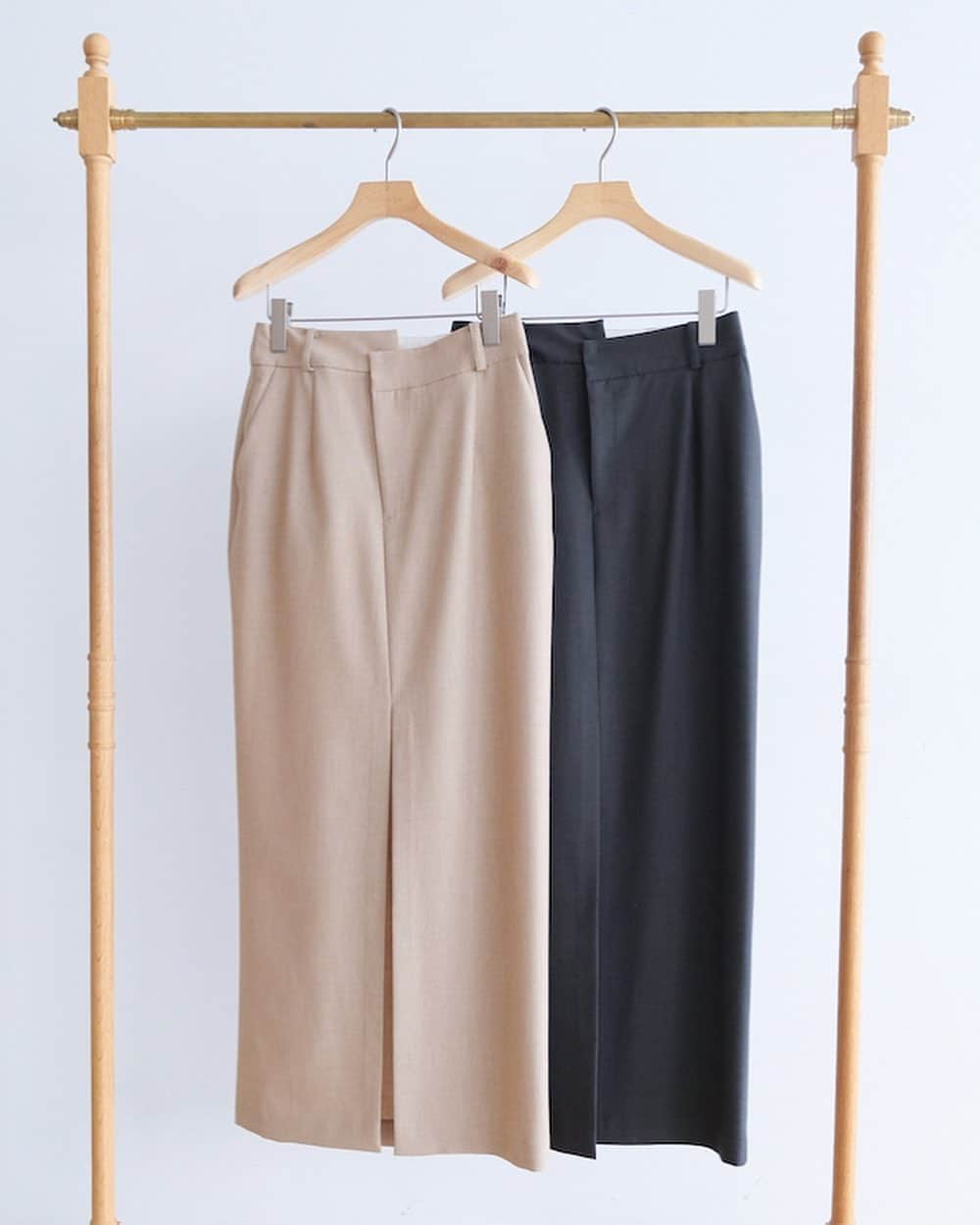 SeaRoomlynnさんのインスタグラム写真 - (SeaRoomlynnInstagram)「New arrival ⁡ ◼︎ Waist asymmetryスリットスカート アシンメトリーなウエストデザインがこなれたムードを演出。 スリットが深く入った、美シルエットのスカートです。MADE IN JAPAN。 ✔︎ 機能たっぷりの麻混素材 ✔︎ スラッと美脚見え ✔︎ インした時に可愛いアシメウエスト ⁡ #searoomlynn#シールームリン」8月1日 13時26分 - searoomlynn_official