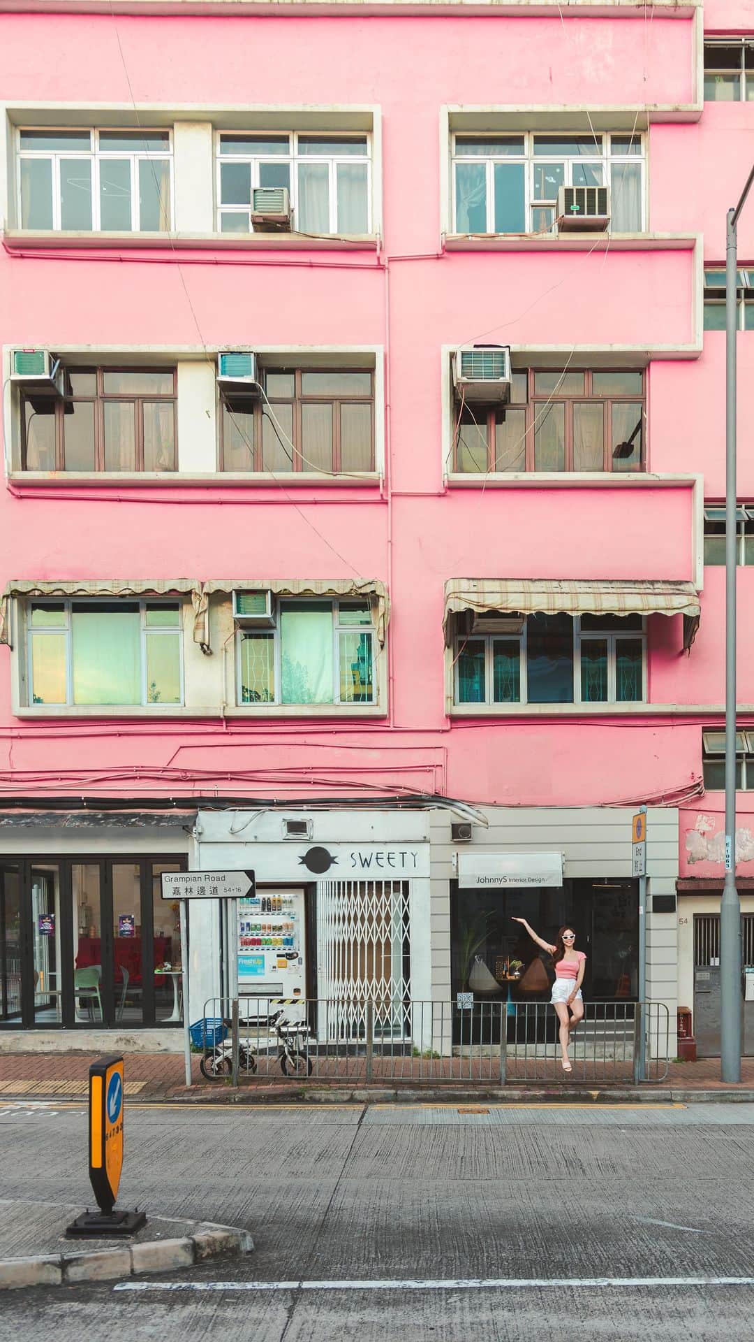 Discover Hong Kongのインスタグラム：「It’s Barbie time in Hong Kong! ✨🎀🌸 Check out these pinkest IG spots in the city, grab your bestie to snap some playful and vibrant shots this weekend! 📸💃  Bling✨, Pink! Barbie風潮來襲，一齊嚟香港喺大街小巷追尋粉紅風打卡熱點🎀🌸 快啲召集Barbie fans，跳入「Pink然心動」嘅色彩派對啦！📸💃🏻  #BarbiePink #HelloHongKong #DiscoverHongKong  📍: @hotalcolombo 📍: 54 Grampian Road, Kowloon Tsai 📍: @camelliahongkong 📍: Sai Ying Pun Public Bath 西營盤公眾浴室 📍: @madamefugrandcafe  🎀🌸🎀🌸🎀🌸🎀🌸🎀🌸🎀🌸🎀🌸🎀🌸🎀🌸 Hong Kong welcomes you✈️! Now travellers can get ‘Hong Kong Goodies’ 🛍️vouchers including one FREE welcome drink🍸 in the hottest bars! Check out the details here: bit.ly/HelloHKgoodiesEN. Hope to see you all soon! 香港歡迎你✈️！而家遊客仲可以享用「香港有禮🛍️」消費優惠券，去得獎酒吧免費飲返杯🍸🍹！詳情請留意 bit.ly/HelloHKgoodiesTC」