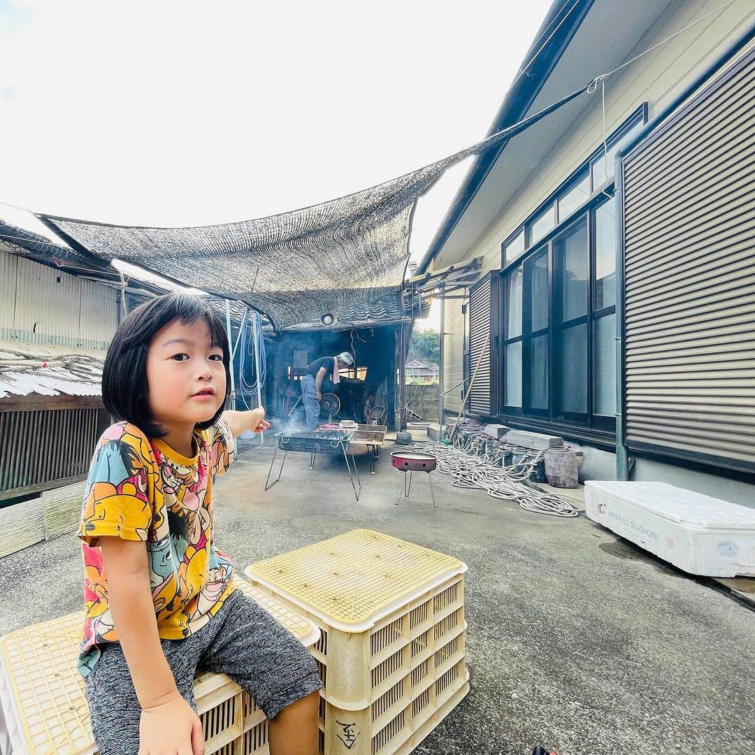 吉田ヒトシのインスタグラム：「「今バーベキューの準備してるよ！」 のお写真です。  7/28は長崎の妻のご実家へ。  お正月行けずだったので  かれこれ1年半ぶりのご挨拶。  この日は、バーベキューのほか  お刺身たちを頂きました。  妻のご実家は、漁師さんなので  厚切りのコリコリのお刺身たちが  いつも出てきます。  初めて食べた時は美味しさに衝撃でした。  お父様いつもご馳走様です。  また伺います。  #帰省 #長崎 #お刺身 #バーベキュー #モデル #ファッションショー #吉田ヒトシ #四児の父」