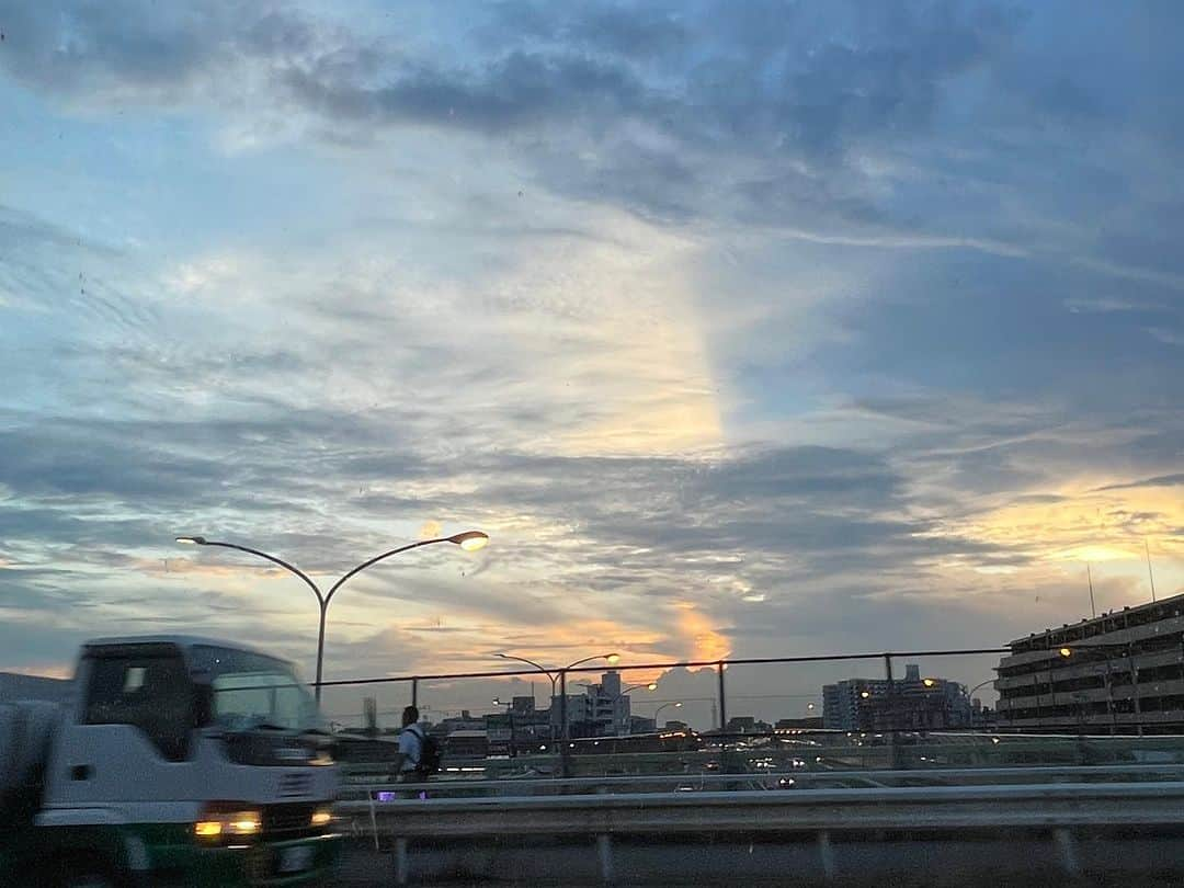 橋本志穂さんのインスタグラム写真 - (橋本志穂Instagram)「すごーい雨でした。 2枚目以降は昨日のゴルフ帰りに見た空。 窓の汚れとか影とかではなく、 空に一直線の光の影。幻想的で見惚れてしまいました。  この美しい空を見た昨日、 関東各地でゲリラ豪雨があったのですよね。 ゴルフボール大の雹が降ったーとニュースで見ていて、 「過去のこんなニュースをみて、ビッグモーターは、、、」 と勘繰ったのは私だけ❓  昨日の雹も、 ゴルフボール級の映像はそんなになかった気がするのに ニュースもビッグモーターに引っ張られてる感じがしたのは 私だけ❓❓  今はすごい雷だったので 思わず家中のコンセント抜いて回りました！ 徒労に終わることは想像できたけど、万が一にも、、、と。 やはり徒労に終わりました。 家中あたふた走り回ってる私を見て 「雷ガードつければ？」と夫。  一個一個つけたら どんだけ買うんだよー💦  調べたらね、分電盤につける家庭用避雷器ってのがあるらしい。。 考えてみよーっと  #雷 #ゲリラ豪雨 #予防 #綺麗な空」8月1日 13時36分 - shihohashimoto3