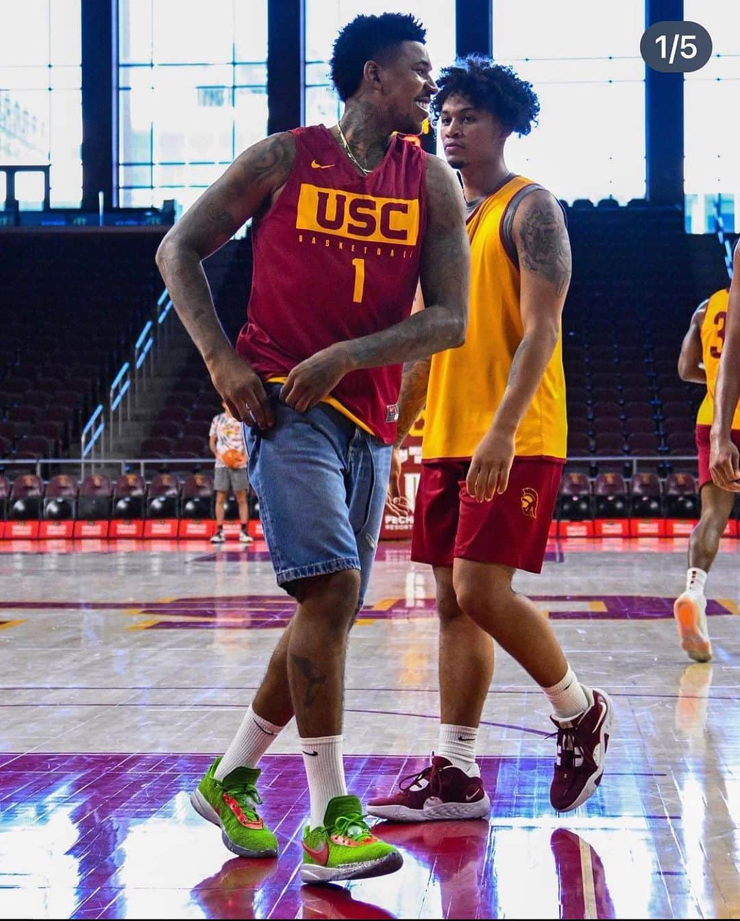 ニック・ヤングのインスタグラム：「Showing these young bucks what’s up 😂😂😂😂😂😂 hoopers can hoop in anything lol my Jorts look good lol」