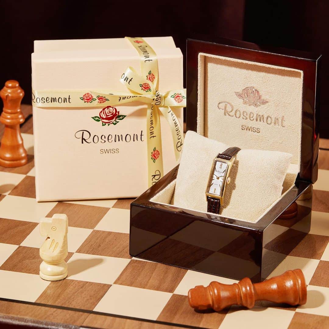 のインスタグラム：「Rosemont Collectionの腕時計は特製のウッドボックス付き。お気に入りのアクセサリーをまとめてオシャレに収納してみてはいかが。 . . #rosemont #ロゼモン #時計 #腕時計 #rs70 #スイス #クラシカル #アクセサリー #アクセ #コーデ #手元 #暮らし #上品 #アンティーク #classic #watch #swissmade #homedesign #accessories #antique #fashion」