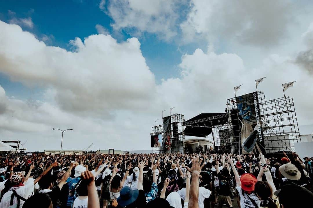 N∀OKIさんのインスタグラム写真 - (N∀OKIInstagram)「OGA NAMAHAGE ROCK FESTIVAL vol.12  秋田県男鹿市船川港内特設ステージ  もはや秋田の風物詩  バンドマン達の剥き出し曝けだしの 高めあいネイキッド夏祭り 始まりから打上げまで 帰ってきた正真正銘の アノ男鹿フェスでしたな  ぎょうさん笑った ありがとうございました  写真 歯と歯の間からチッと唾 を飛ばし毒蟲を滅する技を習得した夢でうなされた話を3回も新鮮なテンションで伝えてゴチるテクノでブレイクな吟遊詩人 @kawado_photo」8月1日 13時58分 - chairoy1945