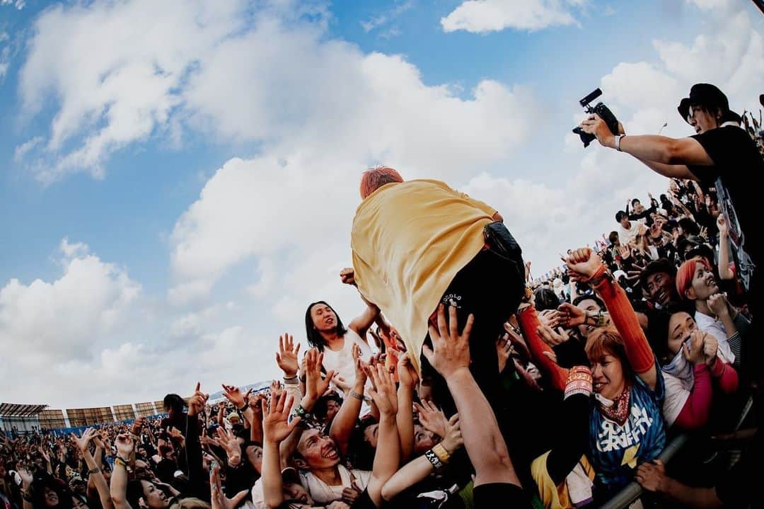 N∀OKIさんのインスタグラム写真 - (N∀OKIInstagram)「OGA NAMAHAGE ROCK FESTIVAL vol.12  秋田県男鹿市船川港内特設ステージ  もはや秋田の風物詩  バンドマン達の剥き出し曝けだしの 高めあいネイキッド夏祭り 始まりから打上げまで 帰ってきた正真正銘の アノ男鹿フェスでしたな  ぎょうさん笑った ありがとうございました  写真 歯と歯の間からチッと唾 を飛ばし毒蟲を滅する技を習得した夢でうなされた話を3回も新鮮なテンションで伝えてゴチるテクノでブレイクな吟遊詩人 @kawado_photo」8月1日 13時58分 - chairoy1945