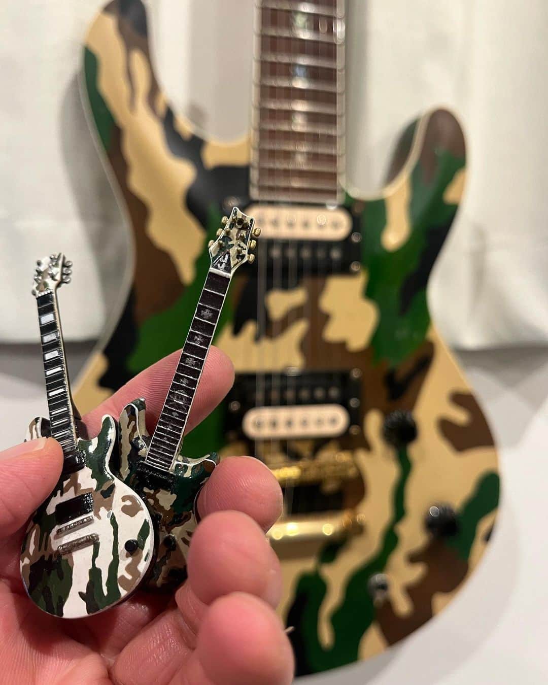 SHINPEIのインスタグラム：「8月に入り、いよいよソロライブも間近。 ⁡ SHINPEI SOLO LIVE ～Roots～ vol.6　-HARD ROCK SESSION- ⁡ こんなメンバーといつかハードロックを奏でてみたかった、、、という夢のような布陣 ⁡ Bass:満園庄太郎さん Drums:黒瀬蛙一さん Vocal:団長(NoGoD) ⁡ でお送りします。 ⁡ セレクトした曲は、全曲がスーパー名曲 今から楽しみで仕方がないです！ ⁡ チケットは↓イープラス https://eplus.jp/sf/detail/3306790001?P6=001&P1=0402&P59=1 ⁡ ご来場お待ちしてます！」