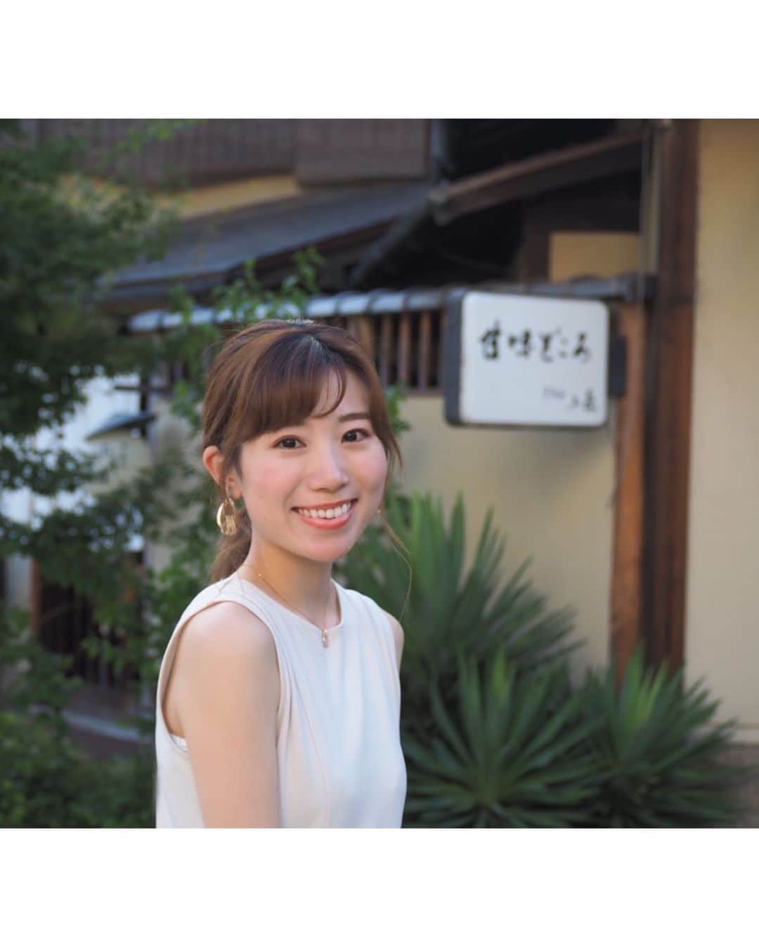緒方桃子さんのインスタグラム写真 - (緒方桃子Instagram)「*【今日から8月】  毎日暑いですね。 少し涼しげな写真を。  1年前の今日は、 京都で稲荷山に登った後、 ぷるっぷるのわらびもちを食べました。 ぎをん小森、また行きたいなあ。  (1枚目は、稲荷山の過酷さをまだ知らず、涼しげな表情)  今年の私は、 怒涛の7月を乗り越えて、 少しホッとしています。 8月は、暑さをなるべく避けながら 過ごしたいですね。  #京都 #京都旅行 #ぎをん小森 #わらびもち #わらび餅 #稲荷山 #稲荷神社 #伏見稲荷大社 #山登り初心者 #1年前の写真 #フリーアナウンサー」8月1日 21時00分 - momokoogata0403