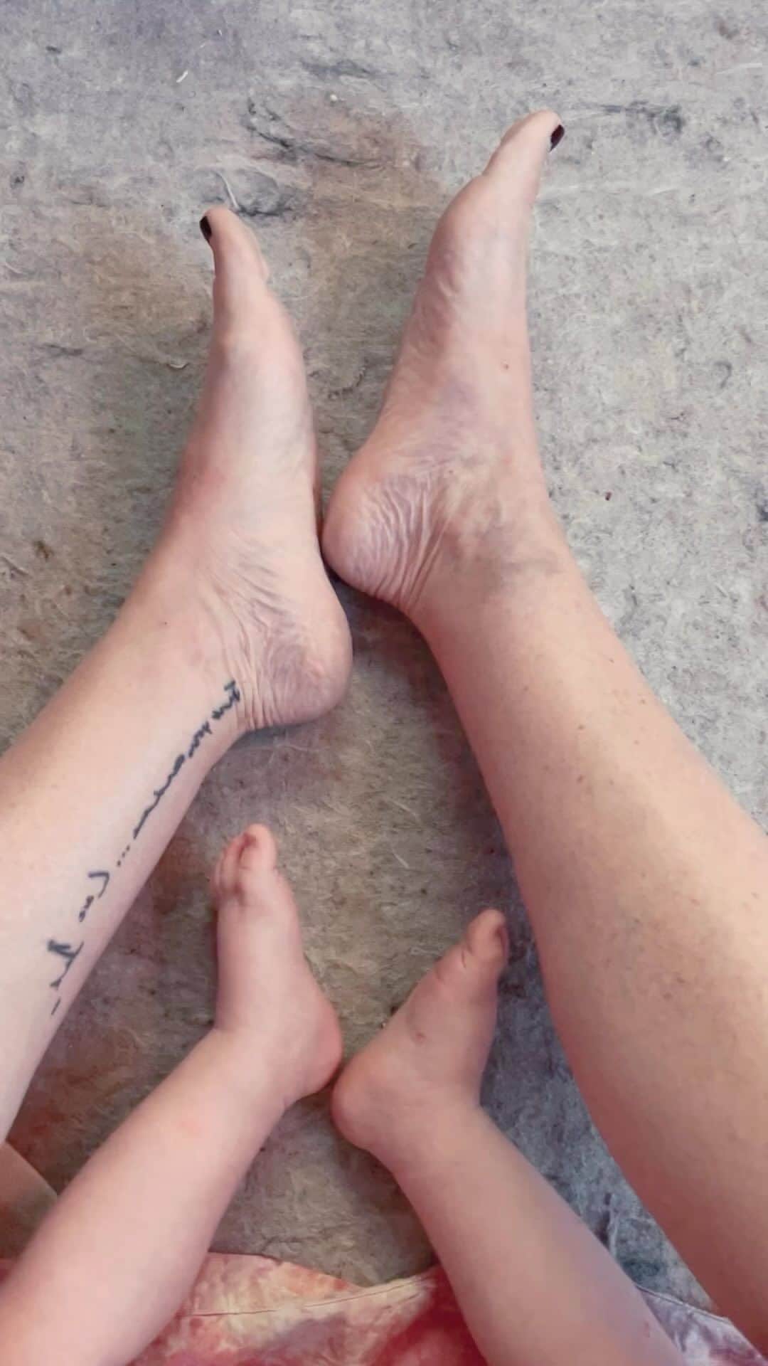 JO BAKERのインスタグラム：「These chunky feet 🙌🏼 #mamasboy」