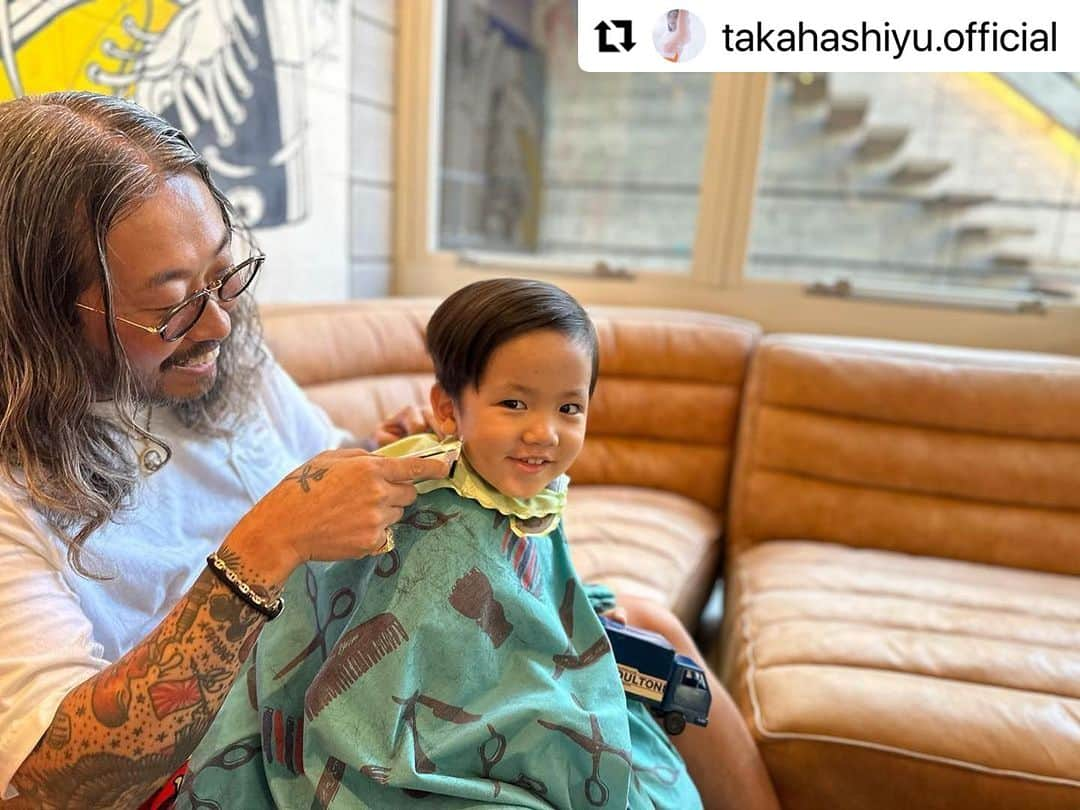 卜部弘嵩さんのインスタグラム写真 - (卜部弘嵩Instagram)「ありがとうございます！ #Repost @takahashiyu.official with @use.repost ・・・ Zensei、バーバーへ行く💈 @thebarbatokyo5_five_  @tom_thebarbatokyo TOMさんにカットしてもらってニッコニコ。 ありがとうございます✂️✂️ ヒロくんがいつも切ってもらっているので便乗。やったね禅清✌️ 倫壽も楽しそうだった👼 @hirotakaurabe   #zenseigram #３歳男の子」8月1日 5時29分 - hirotakaurabe