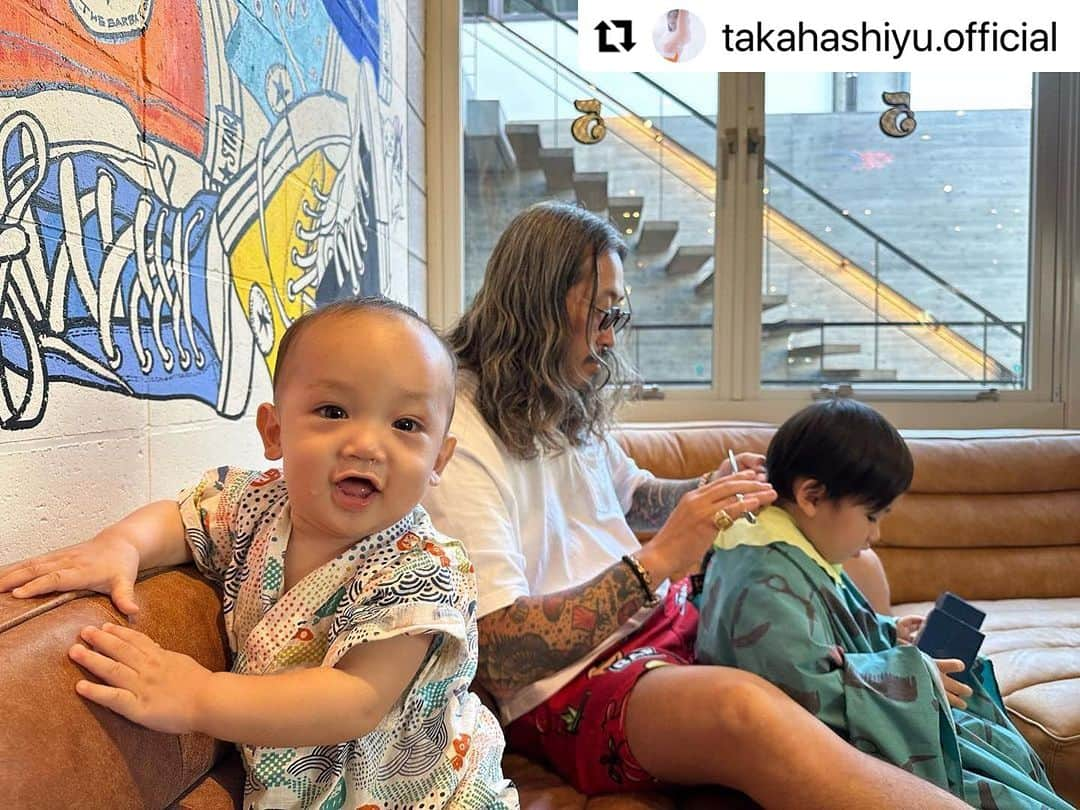 卜部弘嵩さんのインスタグラム写真 - (卜部弘嵩Instagram)「ありがとうございます！ #Repost @takahashiyu.official with @use.repost ・・・ Zensei、バーバーへ行く💈 @thebarbatokyo5_five_  @tom_thebarbatokyo TOMさんにカットしてもらってニッコニコ。 ありがとうございます✂️✂️ ヒロくんがいつも切ってもらっているので便乗。やったね禅清✌️ 倫壽も楽しそうだった👼 @hirotakaurabe   #zenseigram #３歳男の子」8月1日 5時29分 - hirotakaurabe