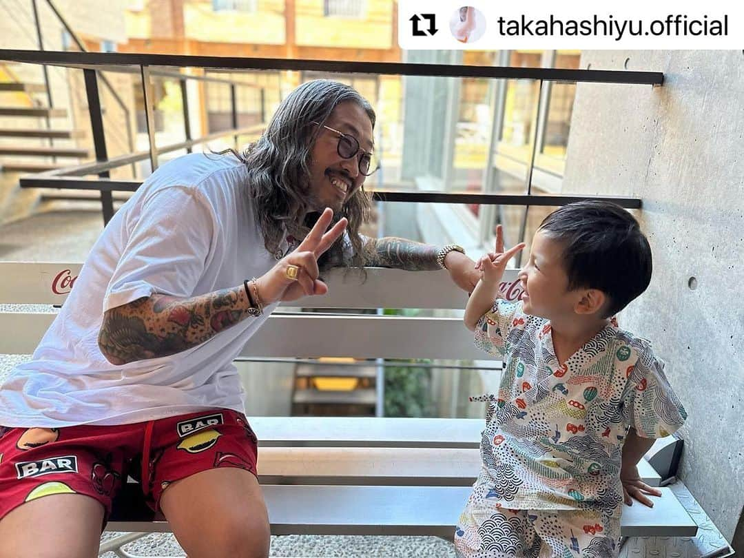 卜部弘嵩さんのインスタグラム写真 - (卜部弘嵩Instagram)「ありがとうございます！ #Repost @takahashiyu.official with @use.repost ・・・ Zensei、バーバーへ行く💈 @thebarbatokyo5_five_  @tom_thebarbatokyo TOMさんにカットしてもらってニッコニコ。 ありがとうございます✂️✂️ ヒロくんがいつも切ってもらっているので便乗。やったね禅清✌️ 倫壽も楽しそうだった👼 @hirotakaurabe   #zenseigram #３歳男の子」8月1日 5時29分 - hirotakaurabe