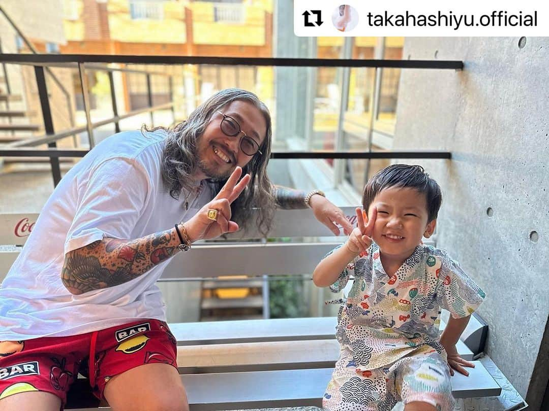 卜部弘嵩さんのインスタグラム写真 - (卜部弘嵩Instagram)「ありがとうございます！ #Repost @takahashiyu.official with @use.repost ・・・ Zensei、バーバーへ行く💈 @thebarbatokyo5_five_  @tom_thebarbatokyo TOMさんにカットしてもらってニッコニコ。 ありがとうございます✂️✂️ ヒロくんがいつも切ってもらっているので便乗。やったね禅清✌️ 倫壽も楽しそうだった👼 @hirotakaurabe   #zenseigram #３歳男の子」8月1日 5時29分 - hirotakaurabe