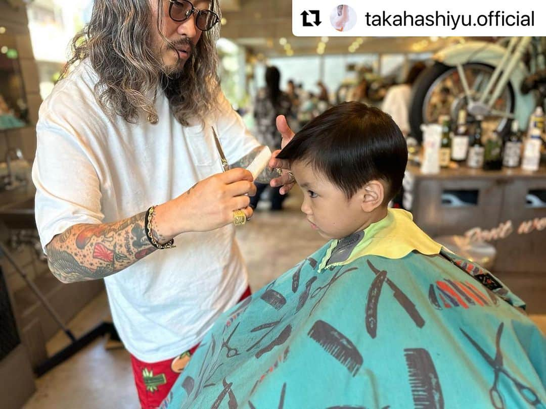 卜部弘嵩さんのインスタグラム写真 - (卜部弘嵩Instagram)「ありがとうございます！ #Repost @takahashiyu.official with @use.repost ・・・ Zensei、バーバーへ行く💈 @thebarbatokyo5_five_  @tom_thebarbatokyo TOMさんにカットしてもらってニッコニコ。 ありがとうございます✂️✂️ ヒロくんがいつも切ってもらっているので便乗。やったね禅清✌️ 倫壽も楽しそうだった👼 @hirotakaurabe   #zenseigram #３歳男の子」8月1日 5時29分 - hirotakaurabe