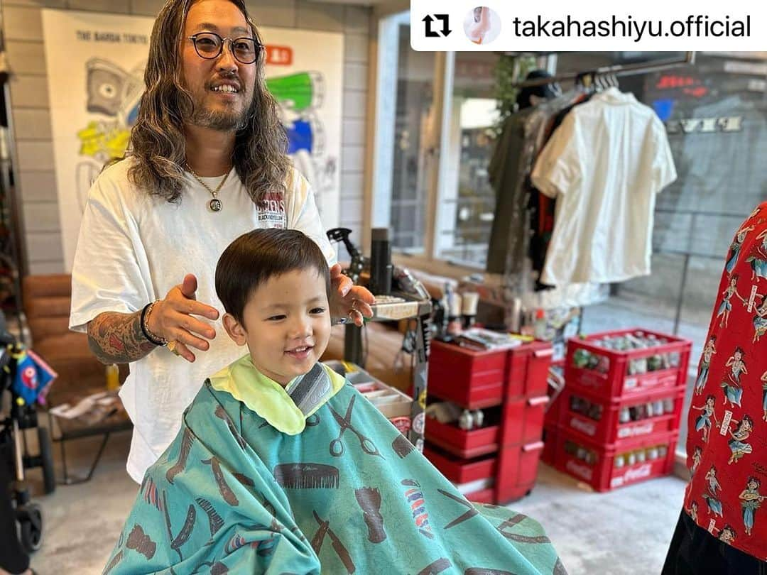 卜部弘嵩さんのインスタグラム写真 - (卜部弘嵩Instagram)「ありがとうございます！ #Repost @takahashiyu.official with @use.repost ・・・ Zensei、バーバーへ行く💈 @thebarbatokyo5_five_  @tom_thebarbatokyo TOMさんにカットしてもらってニッコニコ。 ありがとうございます✂️✂️ ヒロくんがいつも切ってもらっているので便乗。やったね禅清✌️ 倫壽も楽しそうだった👼 @hirotakaurabe   #zenseigram #３歳男の子」8月1日 5時29分 - hirotakaurabe