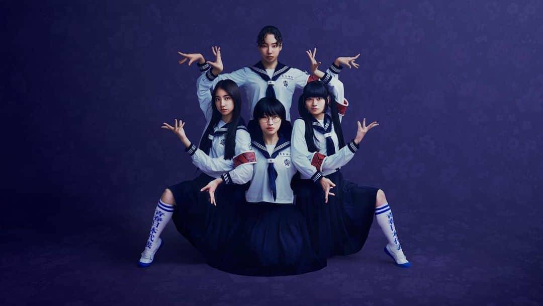 新しい学校のリーダーズのインスタグラム：「🔵 NEW ARTIST PHOTO 🟣 新しい学校のリーダーズ  a.k.a  ATARASHIIGAKKO!  Photographer: 森恒河 @morikohga  Art Director : 矢部翔太 Hair & Make up : nari @nari_yuuna」