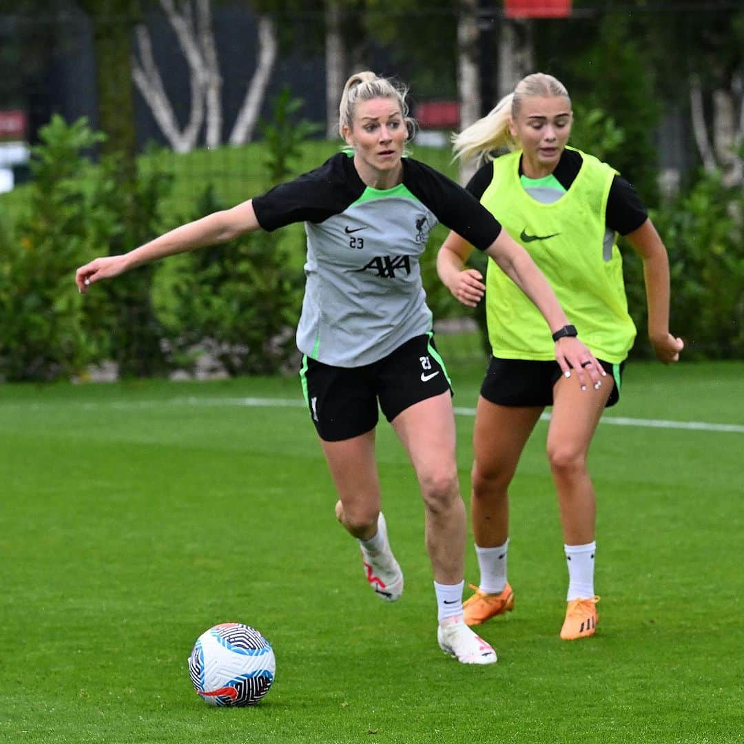 ジェンマ・ボナーさんのインスタグラム写真 - (ジェンマ・ボナーInstagram)「Great to be back @liverpoolfcw 😅 #LFC #YNWA #preseason」8月1日 5時44分 - gembon23