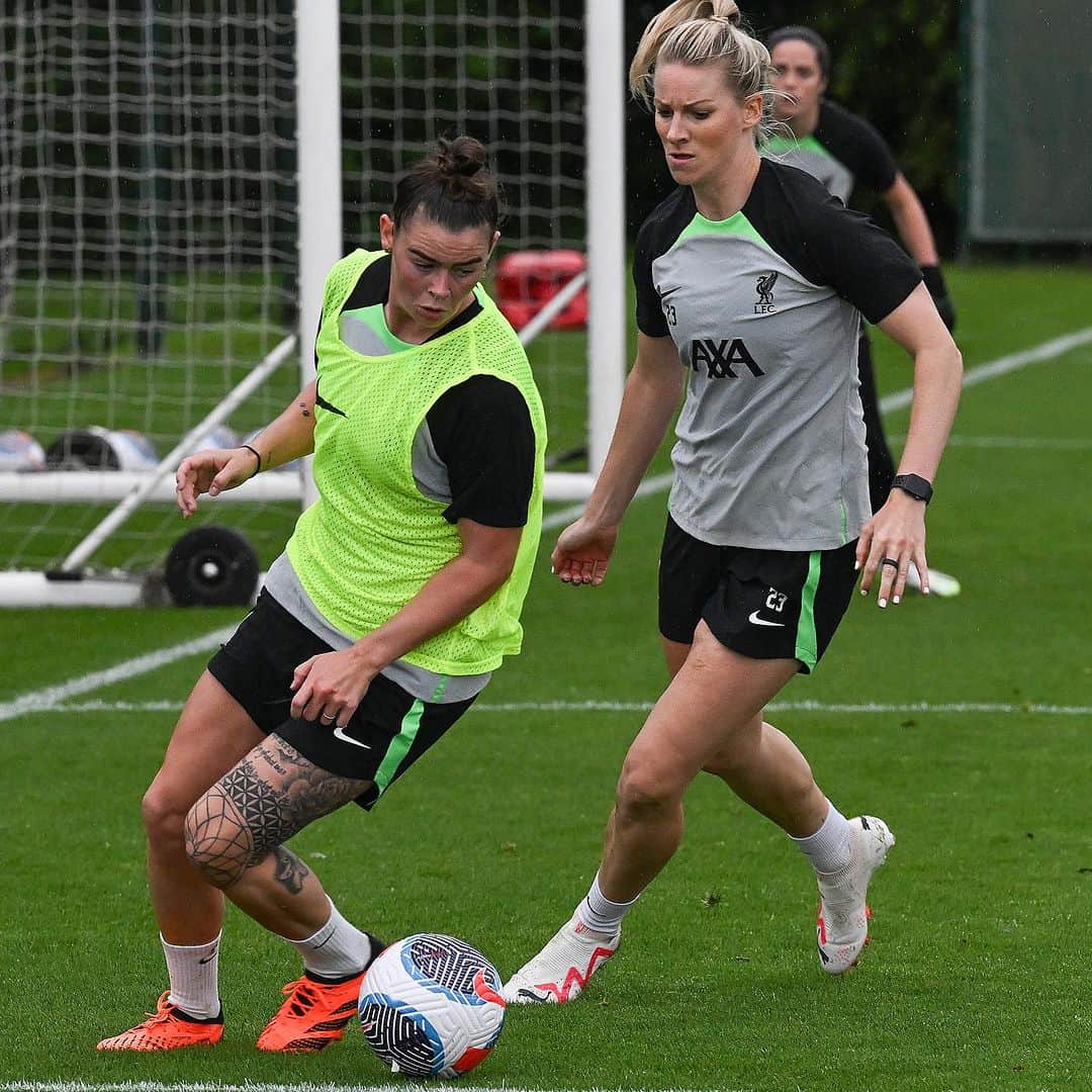 ジェンマ・ボナーさんのインスタグラム写真 - (ジェンマ・ボナーInstagram)「Great to be back @liverpoolfcw 😅 #LFC #YNWA #preseason」8月1日 5時44分 - gembon23