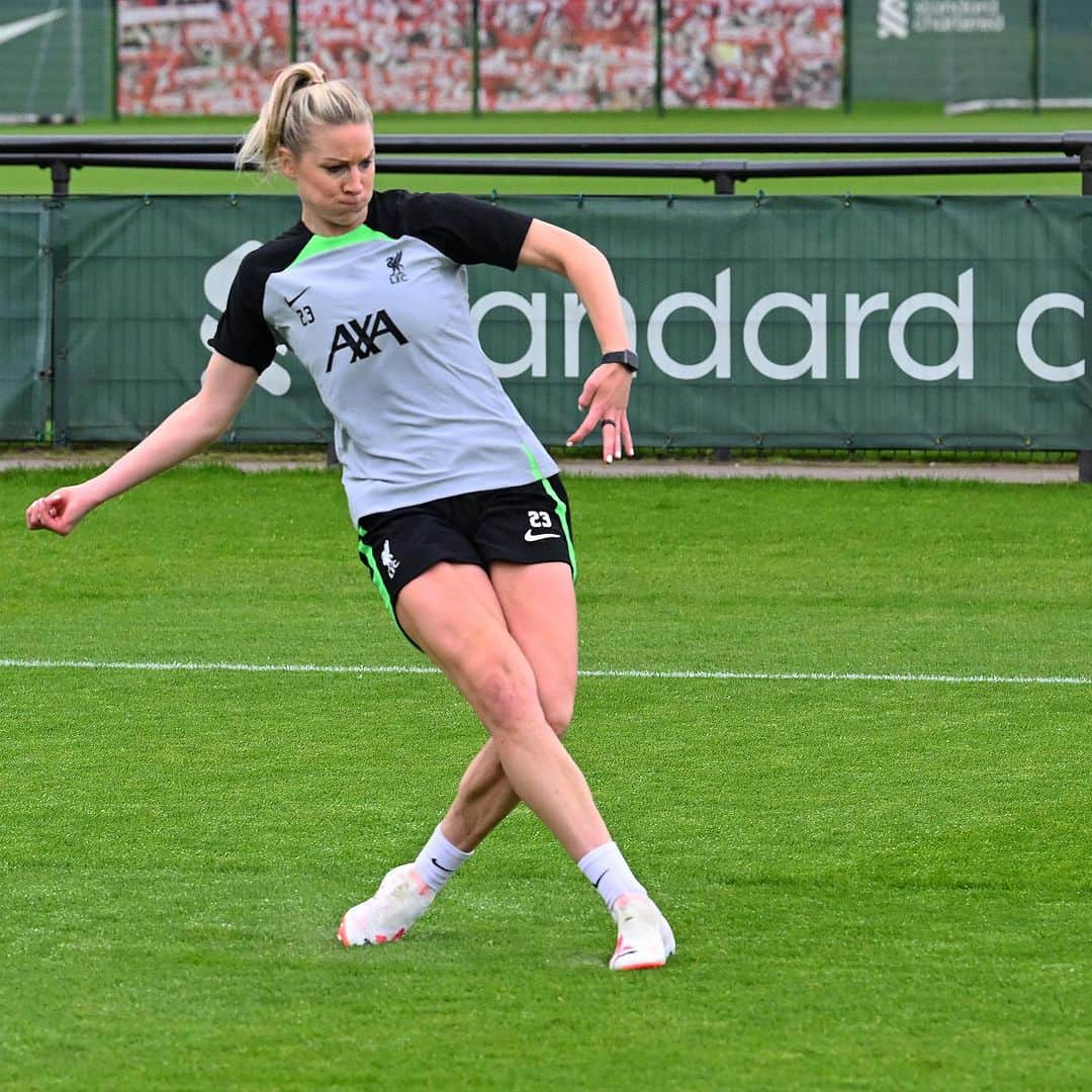 ジェンマ・ボナーのインスタグラム：「Great to be back @liverpoolfcw 😅 #LFC #YNWA #preseason」